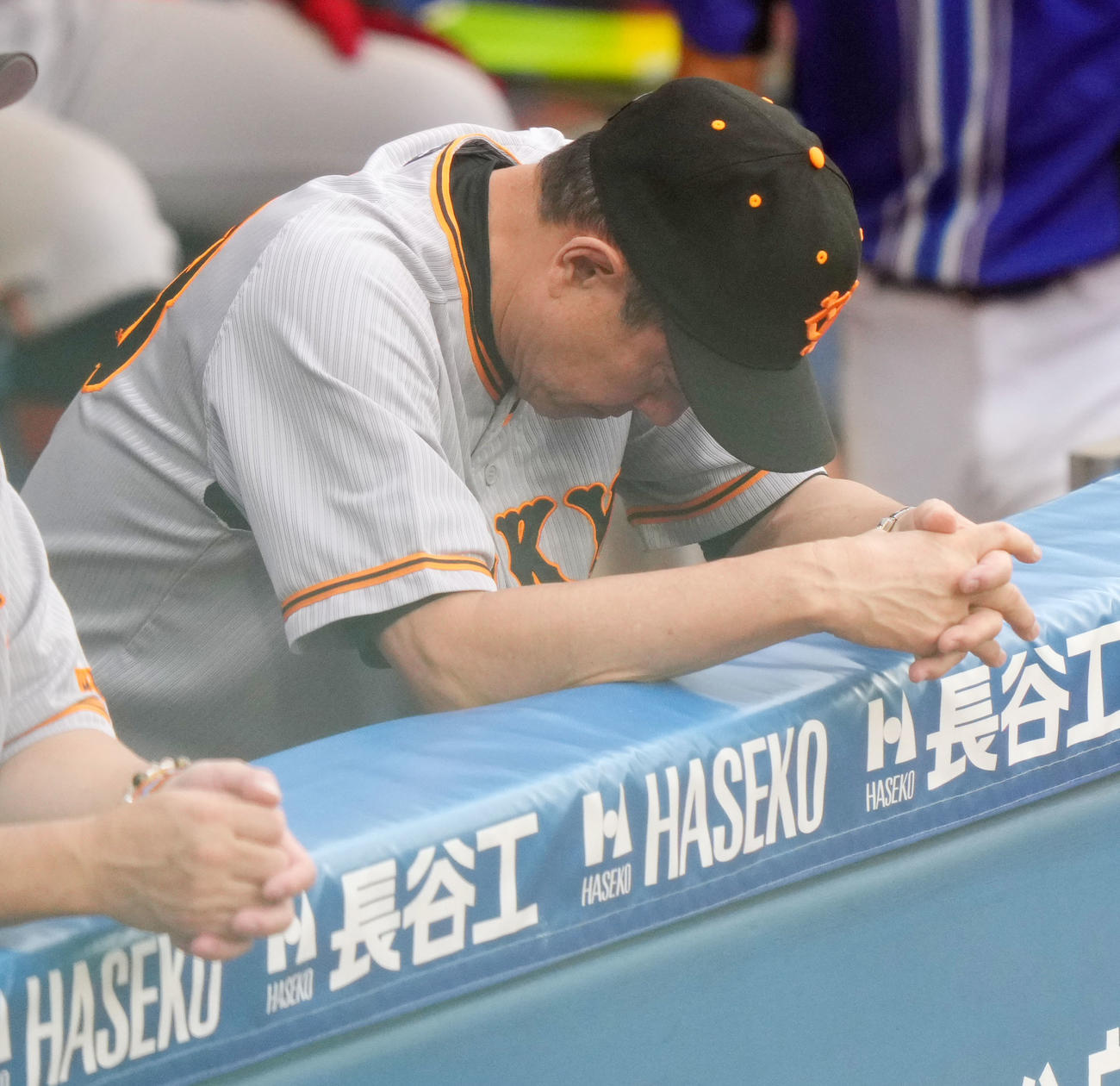 DeNA対巨人　ベンチでうなだれる巨人原監督（撮影・横山健太）