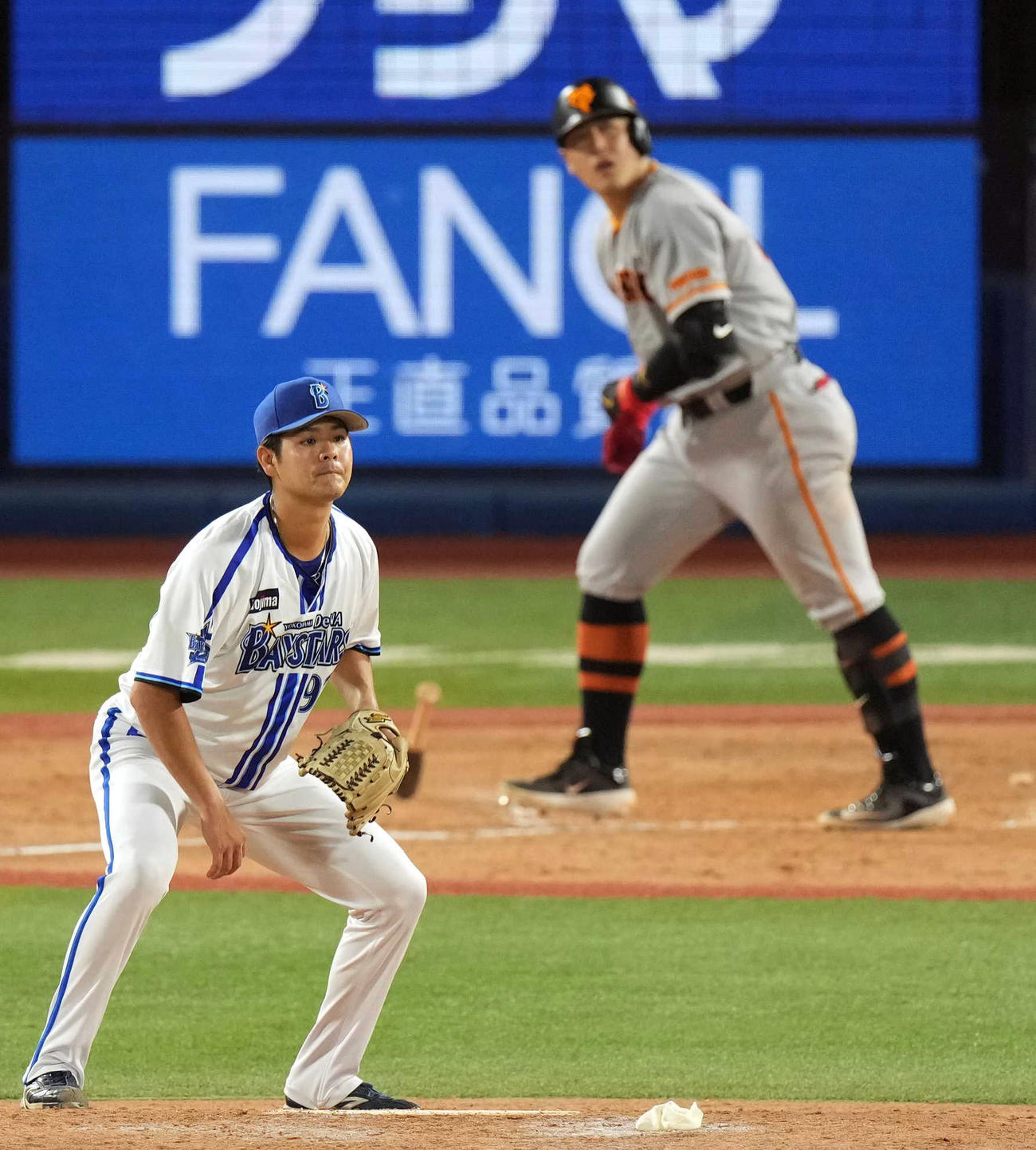 DeNA対巨人　5回表巨人無死、岡本和にソロ本塁打を打たれる宮城（撮影・狩俣裕三）