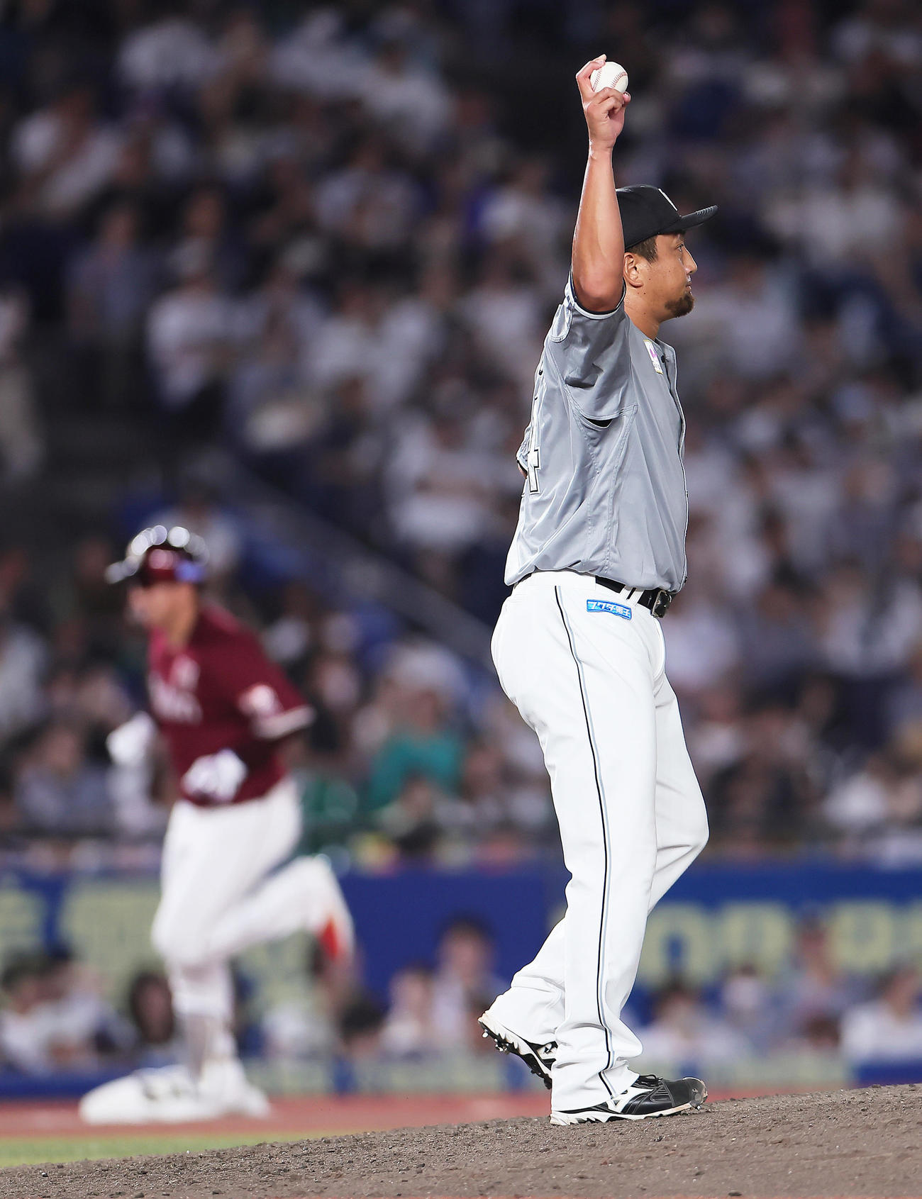 ロッテ対楽天　8回表楽天無死、小郷（後方）に中越え本塁打を浴びた沢村（撮影・足立雅史）