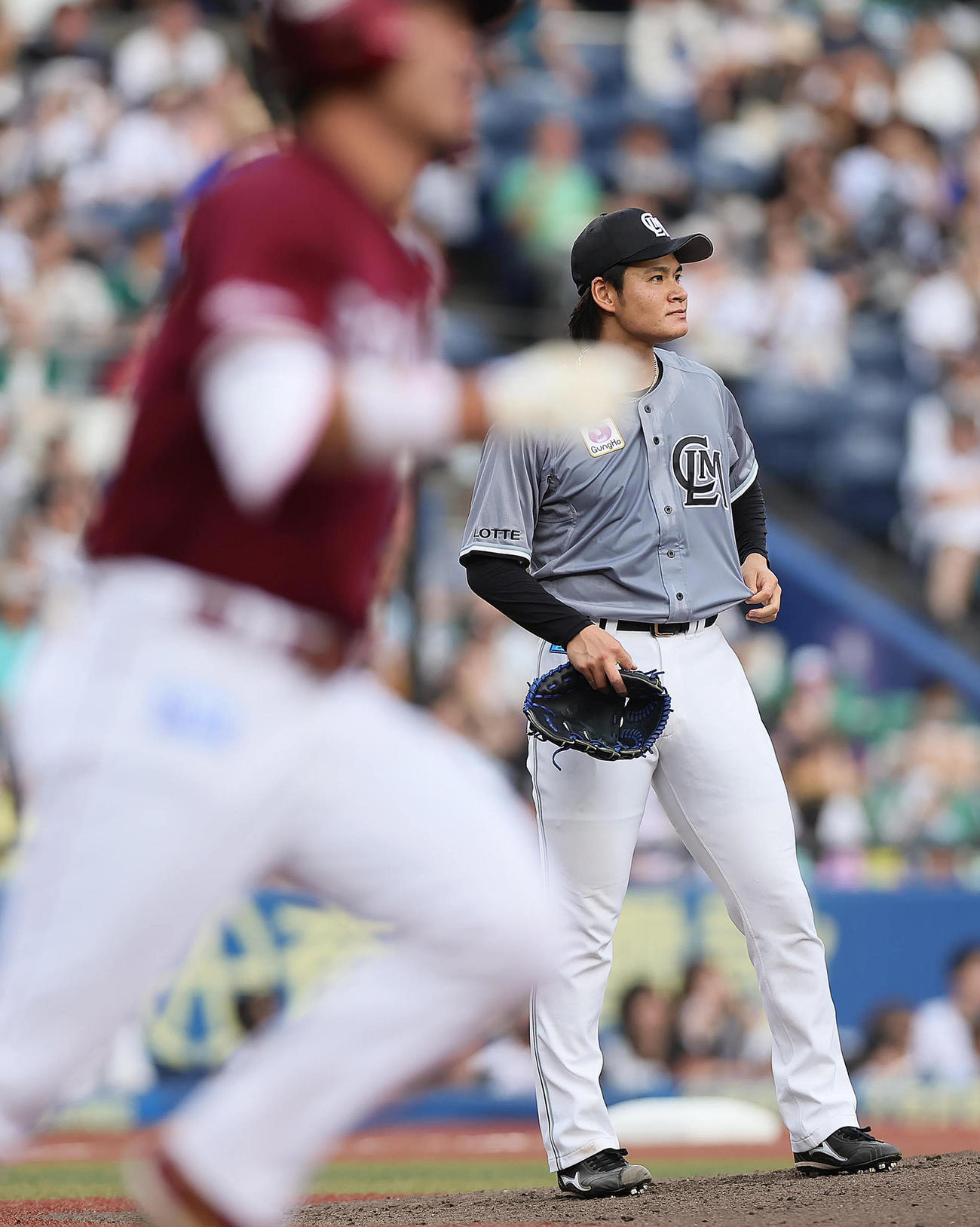 ロッテ対楽天　4回表楽天無死、島内（手前）に右越え本塁打を浴びた中森（撮影・足立雅史）
