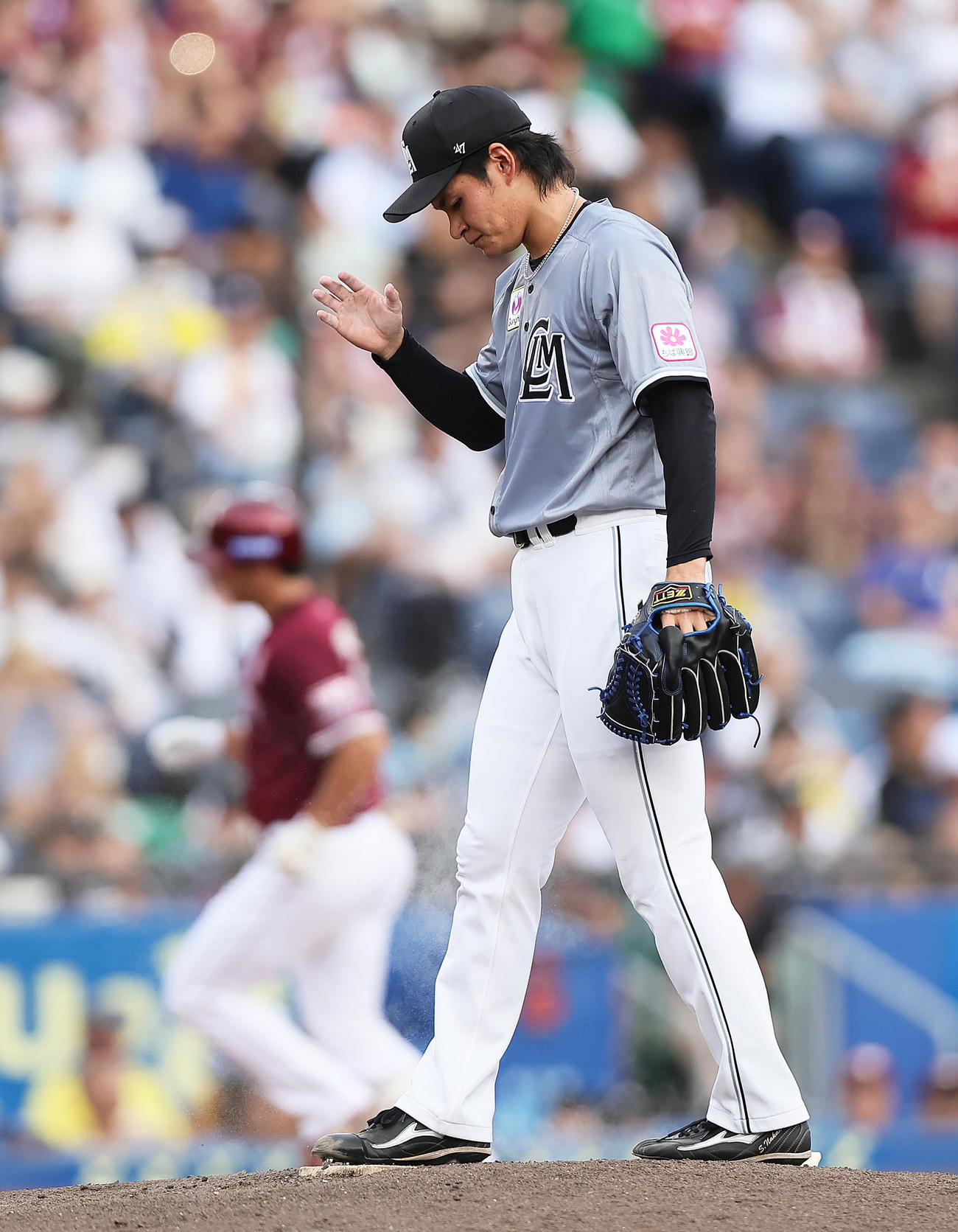 ロッテ対楽天　4回表楽天無死、島内（後方）に右越え本塁打を浴びた中森（撮影・足立雅史）