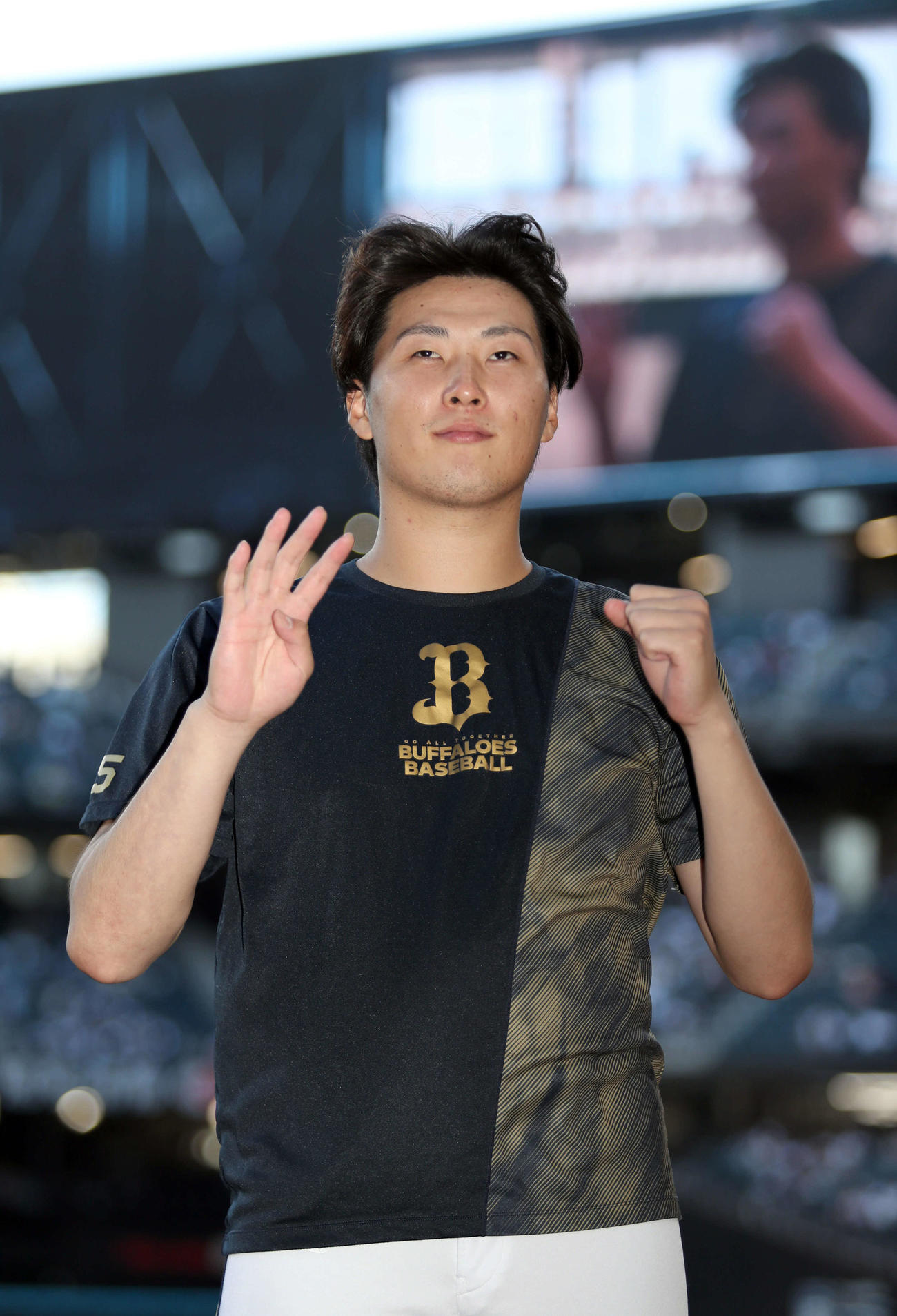 日本ハム対オリックス　4勝目を挙げポーズをとるオリックス東（撮影・佐藤翔太）