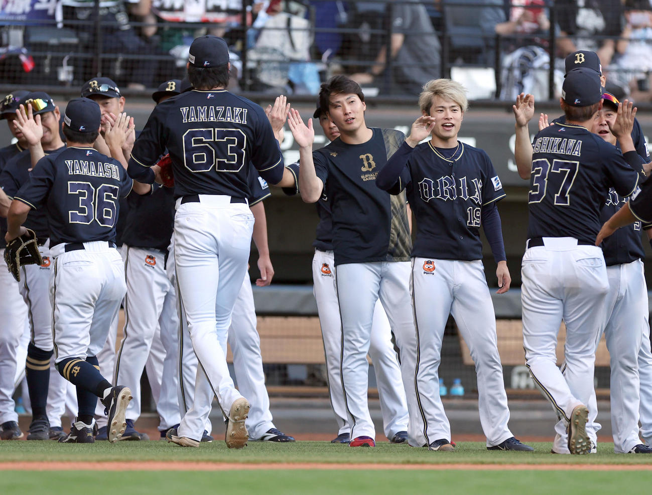 日本ハム対オリックス　日本ハムに勝利しナインを出迎える東（中央）（撮影・佐藤翔太）