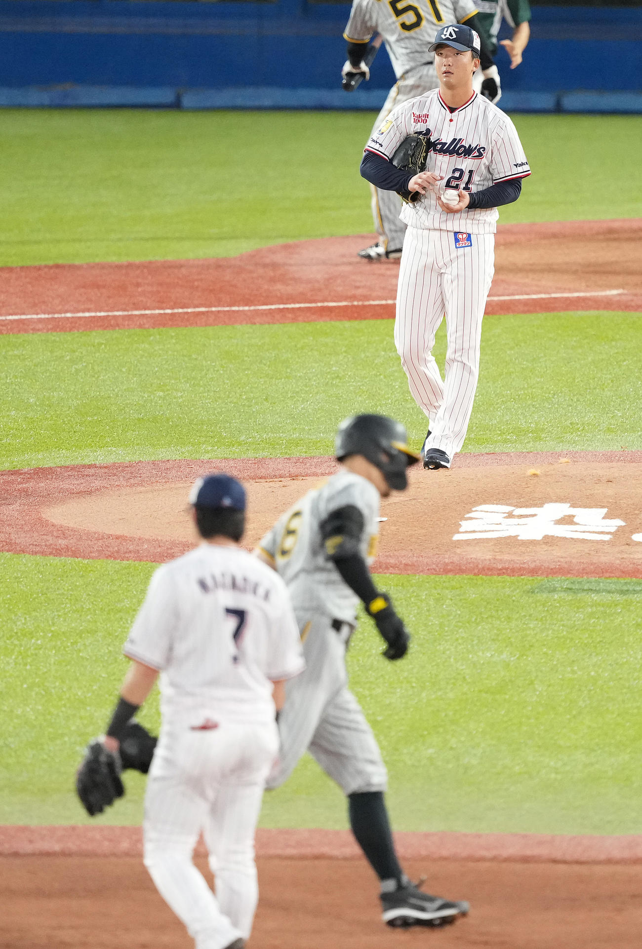 ヤクルト対阪神　1回表阪神1死二、三塁、佐藤輝に右越え3点本塁打を浴びる吉村（撮影・鈴木みどり）