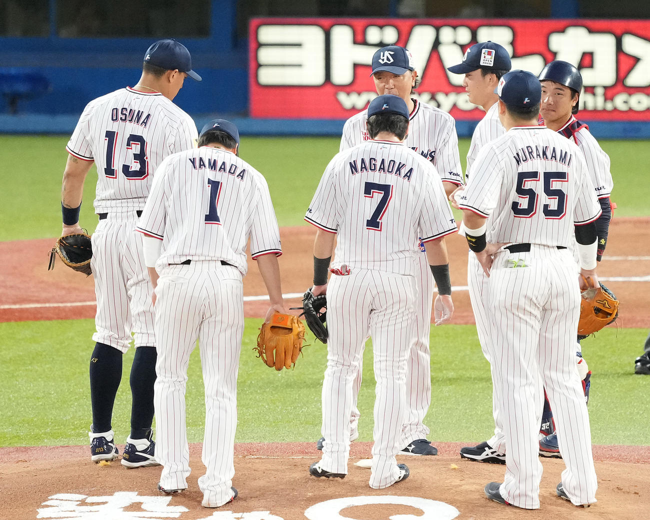 ヤクルト対阪神　1回表阪神無死一、三塁、ノイジーの打球を三塁手村上が悪送球し先制を許した後、吉村（右から3人目）のもとに集まるナイン（撮影・鈴木みどり）