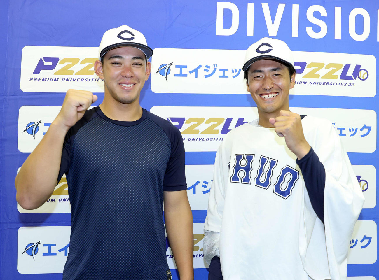 中大対青学大　勝利し笑顔でガッツポーズする中大・高橋（左）と西舘（撮影・鈴木正人）