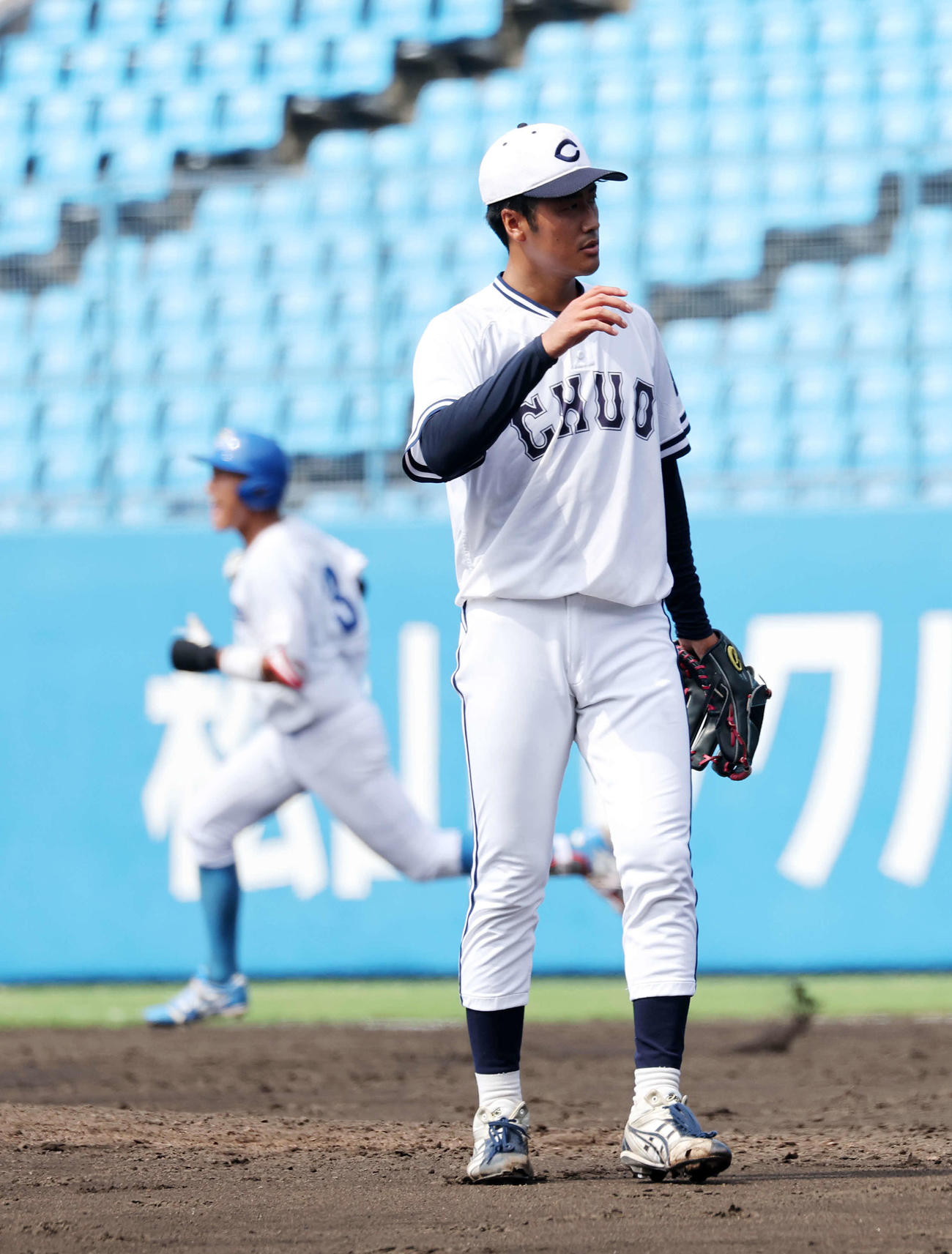 中大対青学大　5回裏青学大無死、西川（左）に左越えソロ本塁打を放たれた中大・西舘（撮影・鈴木正人）