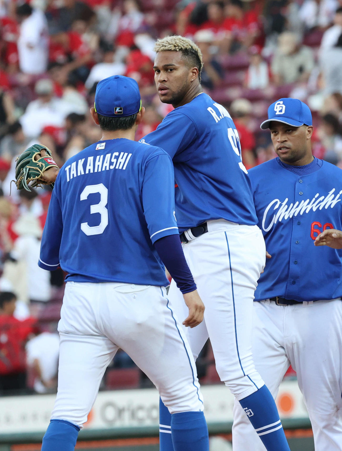 広島対中日　最後を締めたマルティネス（中央）とチームメート（撮影・加藤孝規）
