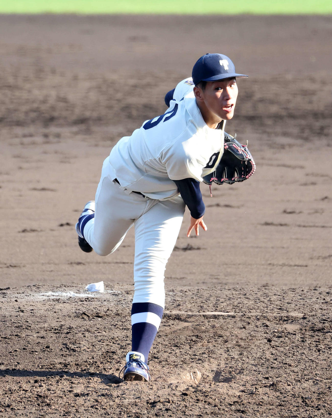 東洋大対亜大　力投する東洋大先発の岩崎（撮影・鈴木正人）