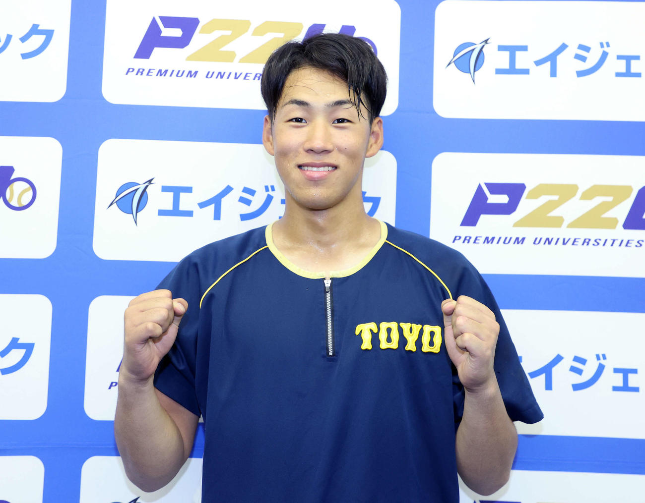東洋大対亜大　完封勝利し笑顔でガッツポーズする東洋大・岩崎（撮影・鈴木正人）