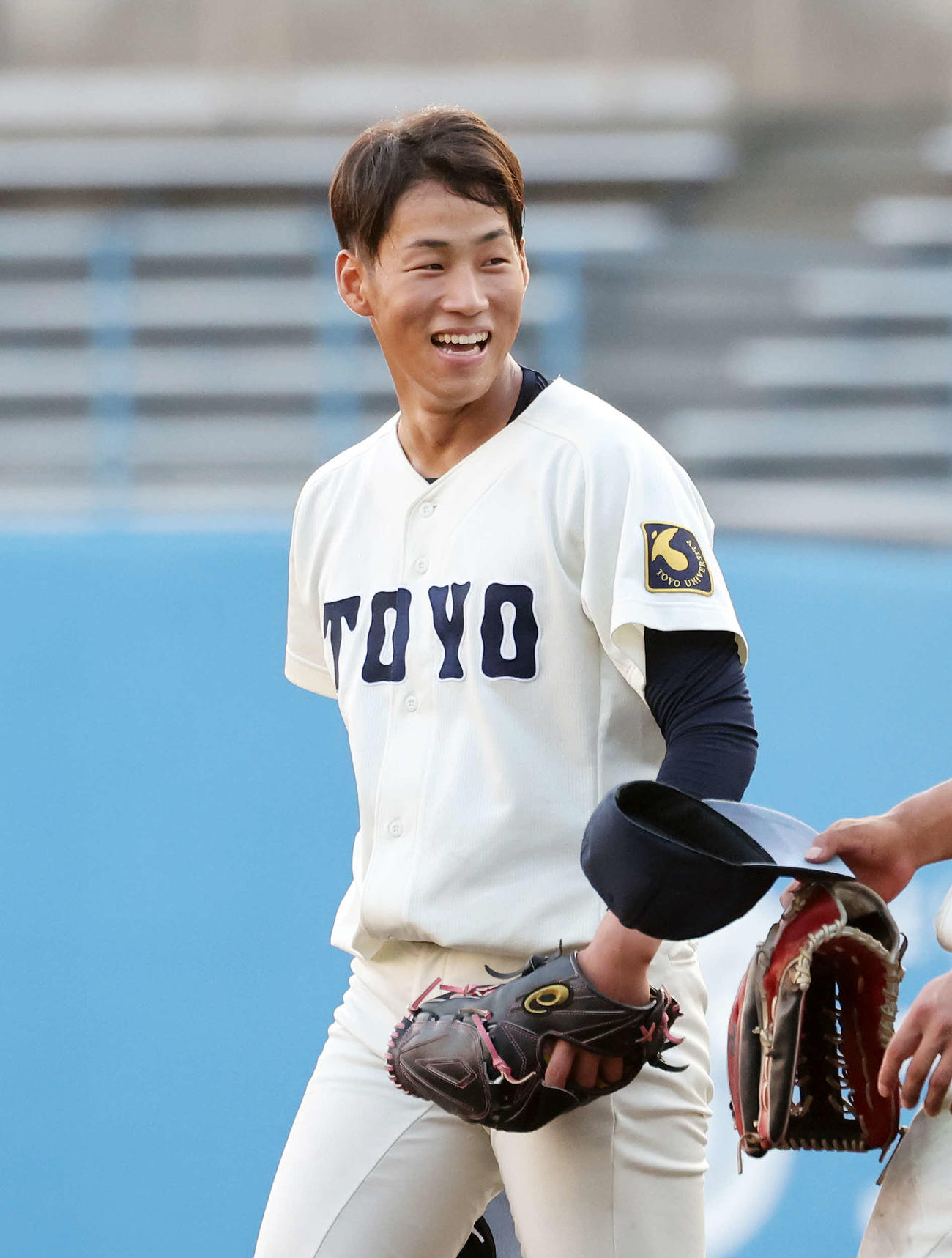 東洋大対亜大　完封勝利し笑顔を見せる東洋大・岩崎（撮影・鈴木正人）