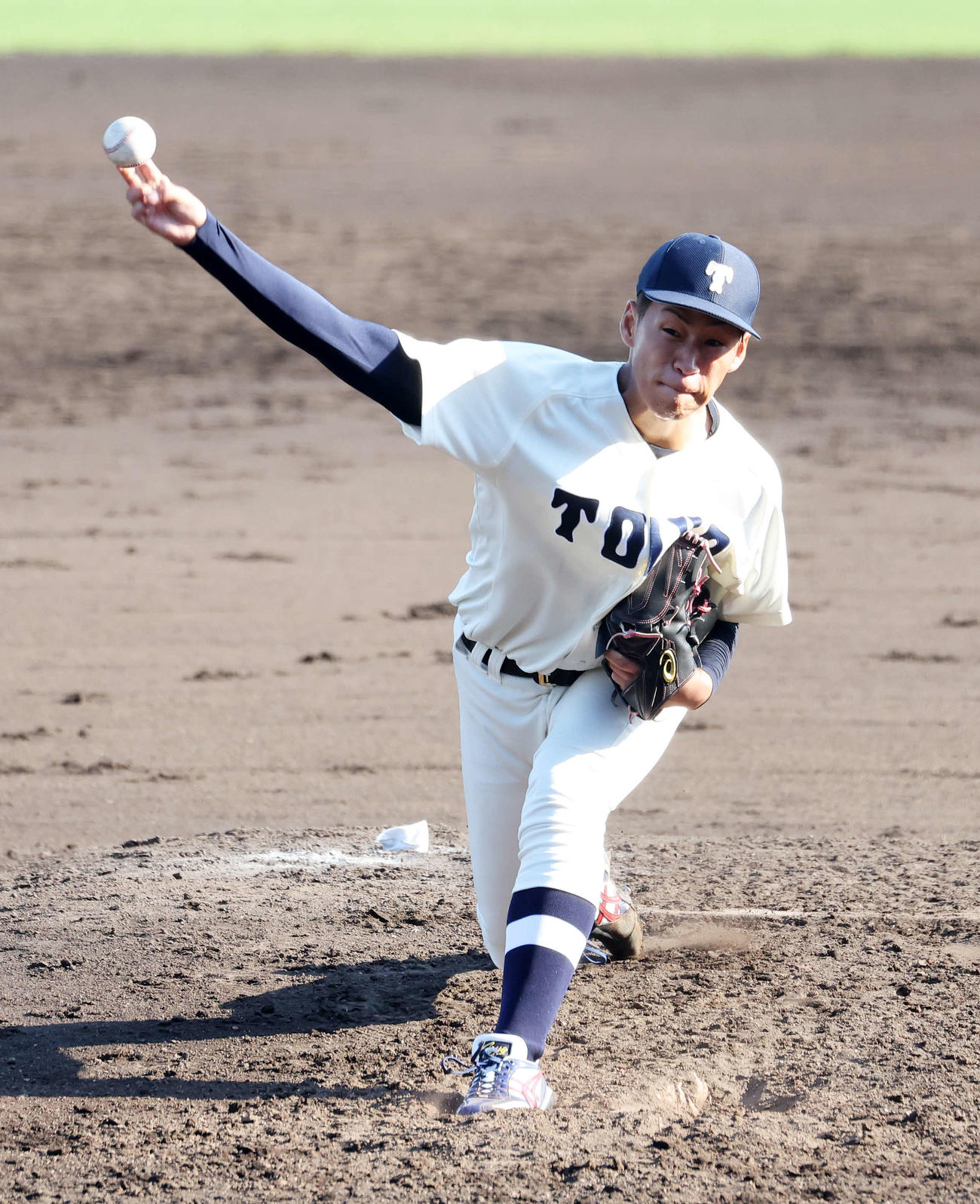 東洋大対亜大　力投する東洋大先発の岩崎（撮影・鈴木正人）