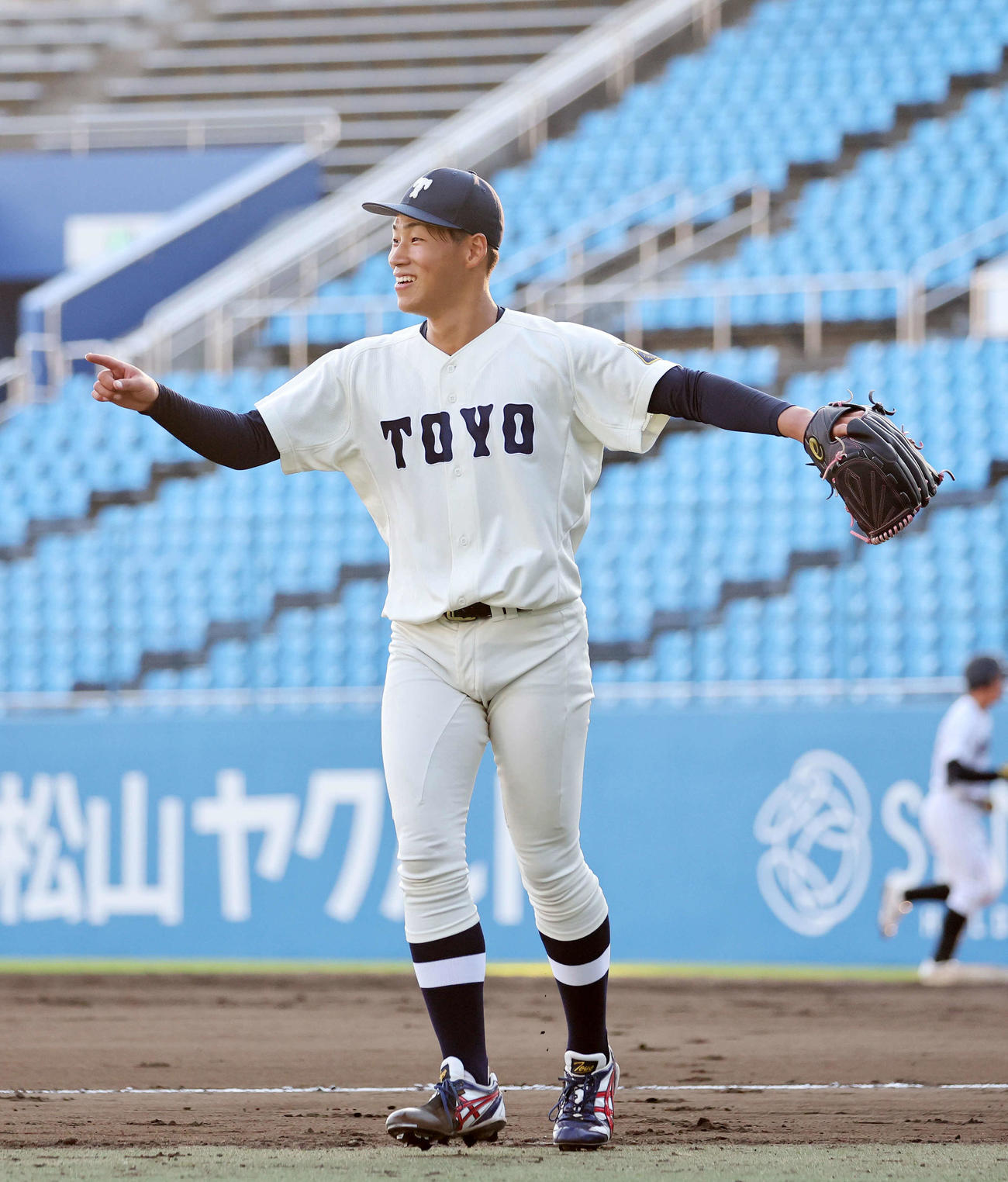 東洋大対亜大　7回裏、亜大の攻撃を抑え笑顔を見せる東洋大・岩崎（撮影・鈴木正人）