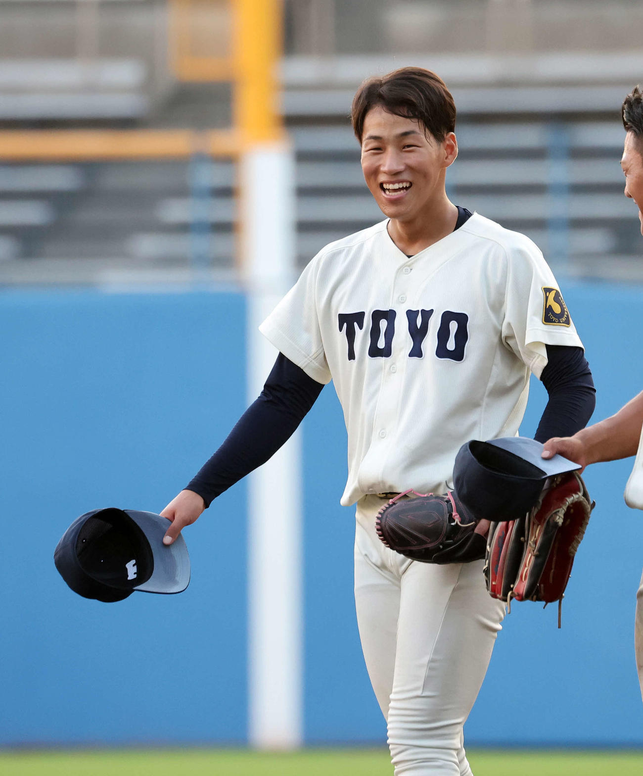 東洋大対亜大　完封勝利し笑顔を見せる東洋大・岩崎（撮影・鈴木正人）