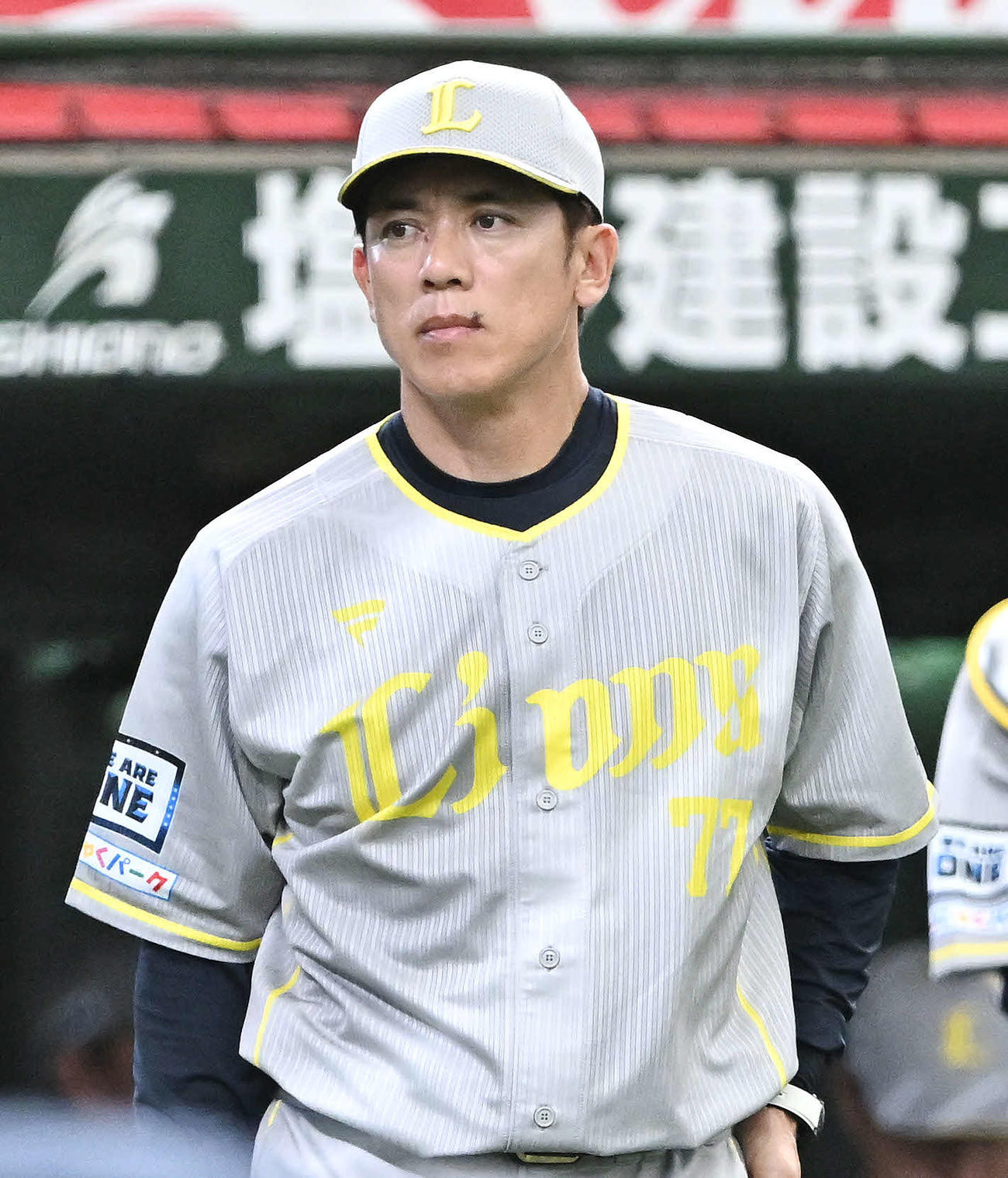 西武対ソフトバンク　浮かない表情で交代を告げにベンチを出る西武松井監督（撮影・滝沢徹郎）