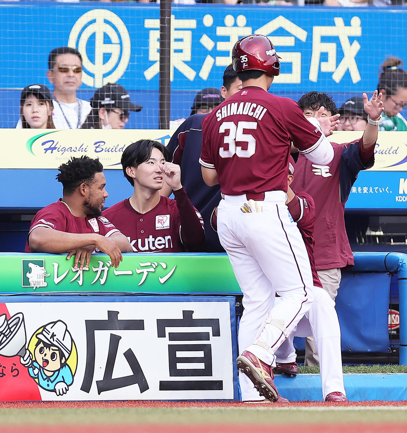 ロッテ対楽天　4回表楽天無死、右越え本塁打を放った島内（右）を迎える荘司（中央）ら（撮影・足立雅史）