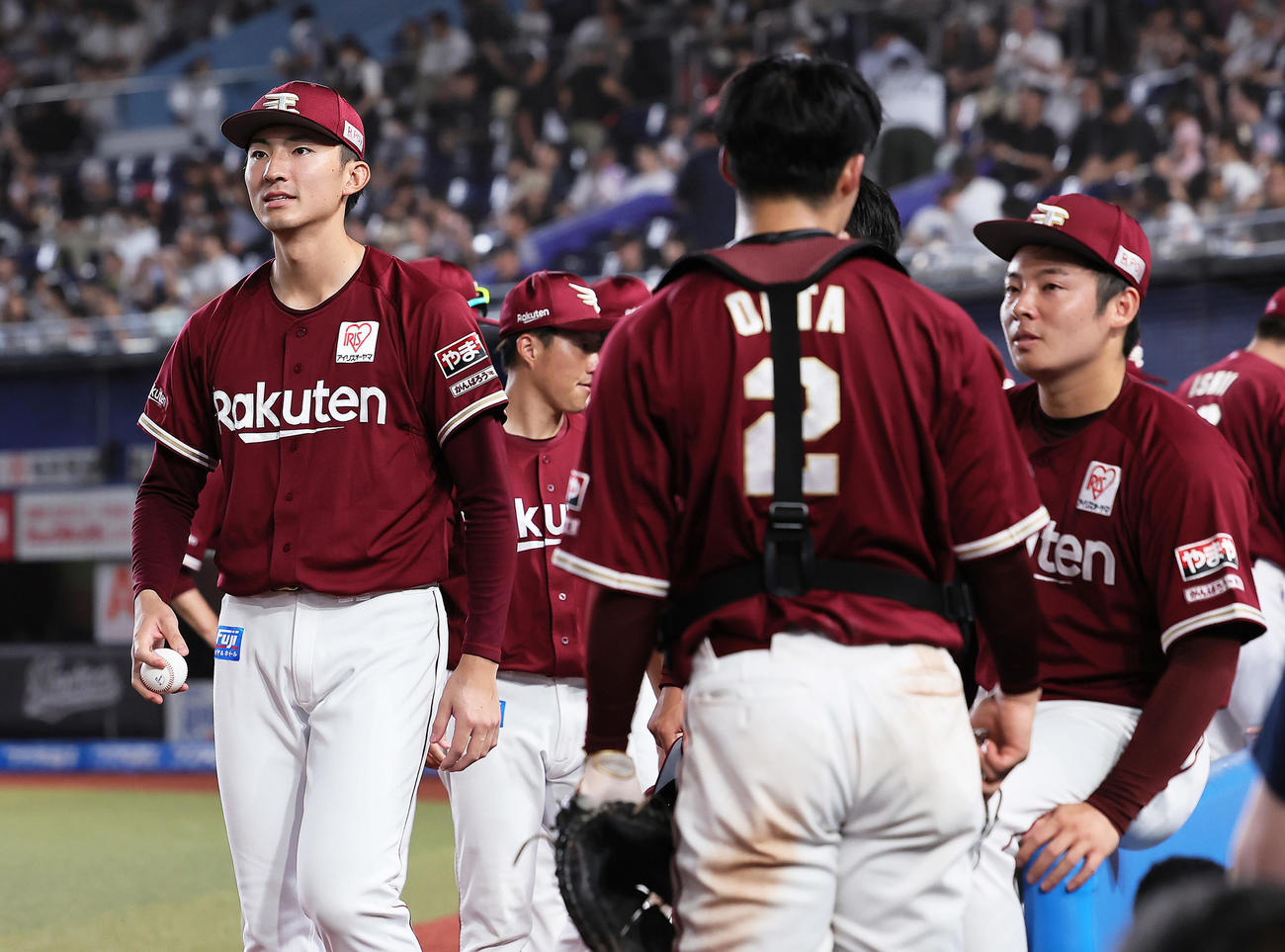 ロッテ対楽天　3勝目の勝利球を手にする楽天荘司（左端）。右は松井裕（撮影・足立雅史）