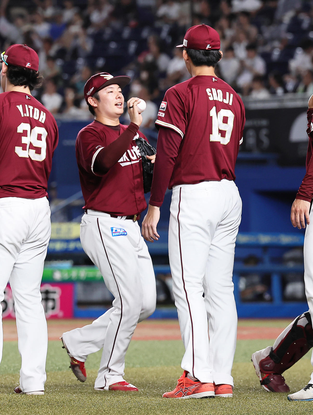 ロッテ対楽天　3勝目を挙げた楽天荘司（右）は松井裕から勝利球を受け取る（撮影・足立雅史）