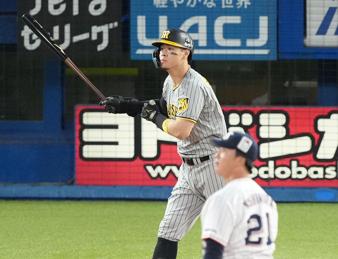 ヤクルト対阪神　1回表阪神1死二、三塁、右越え3点本塁打を放つ佐藤輝。投手吉村（撮影・鈴木みどり）
