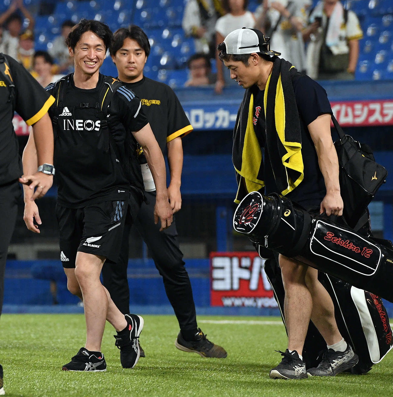ヤクルト対阪神　試合で死球を受けた阪神近本だが、笑顔で付ラウンドを後にした（撮影・たえ見朱実）