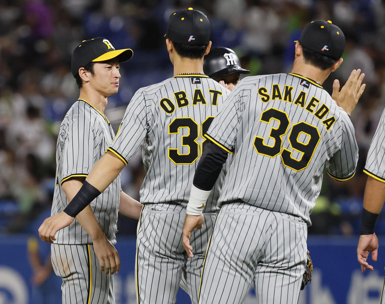 ヤクルト対阪神　ヤクルトに3連勝し、タッチを交わす阪神近本（左端）（撮影・藤尾明華）