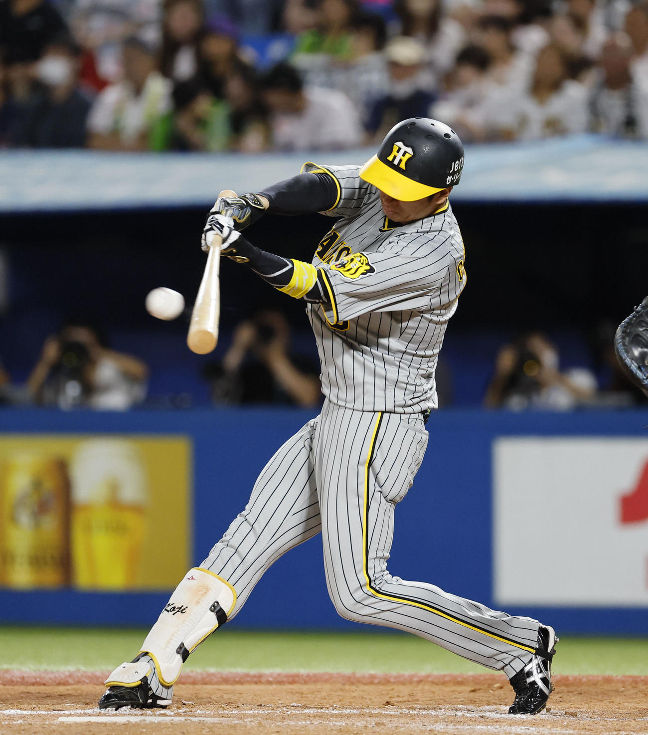 ヤクルト対阪神　4回表阪神2死、近本は左中間へ三塁打を放つ（撮影・藤尾明華）