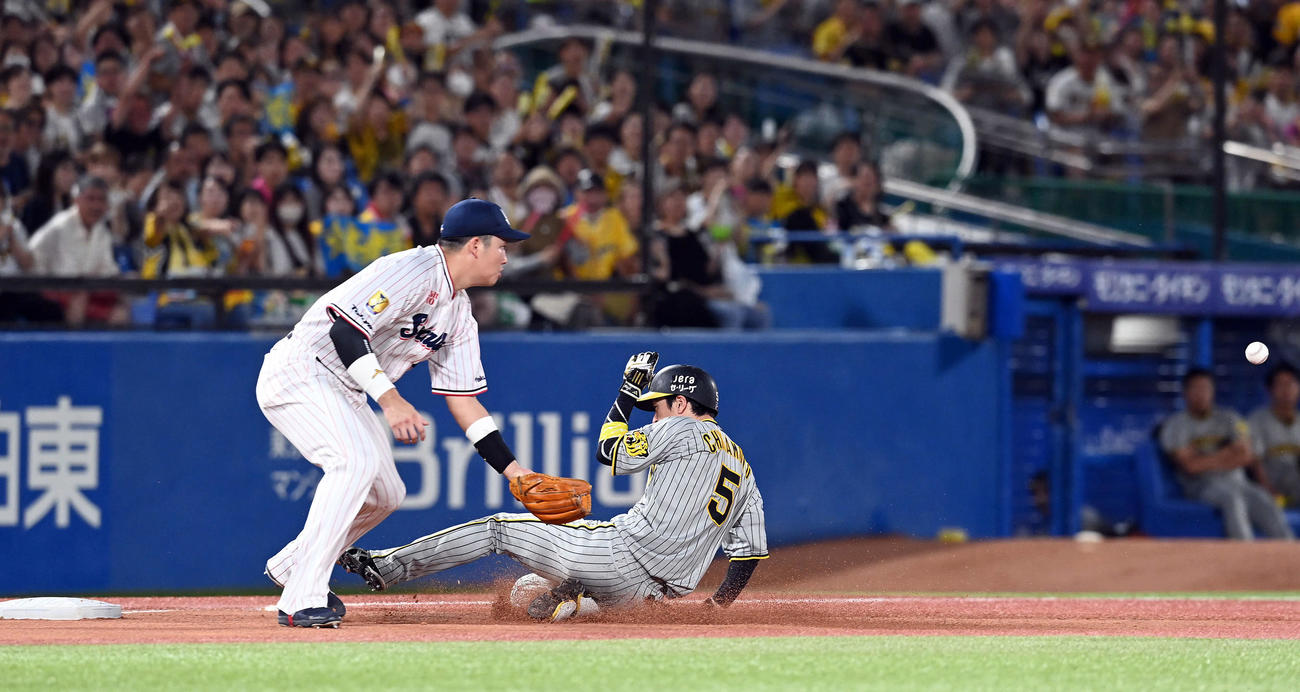 ヤクルト対阪神　4回表阪神2死、中越え安打を放ち三塁へ滑り込む近本（撮影・たえ見朱実）
