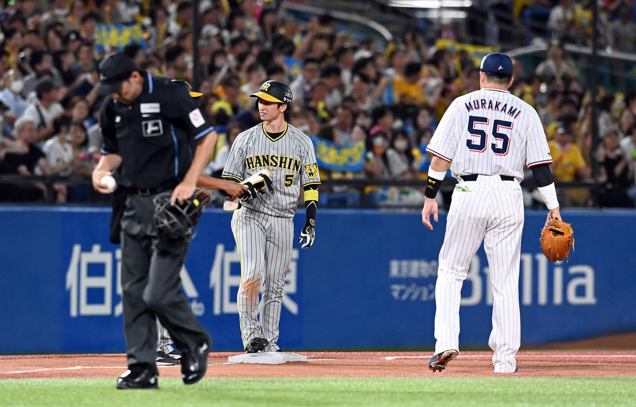 ヤクルト対阪神　4回表阪神2死、中越えに三塁打を放った近本（撮影・たえ見朱実）