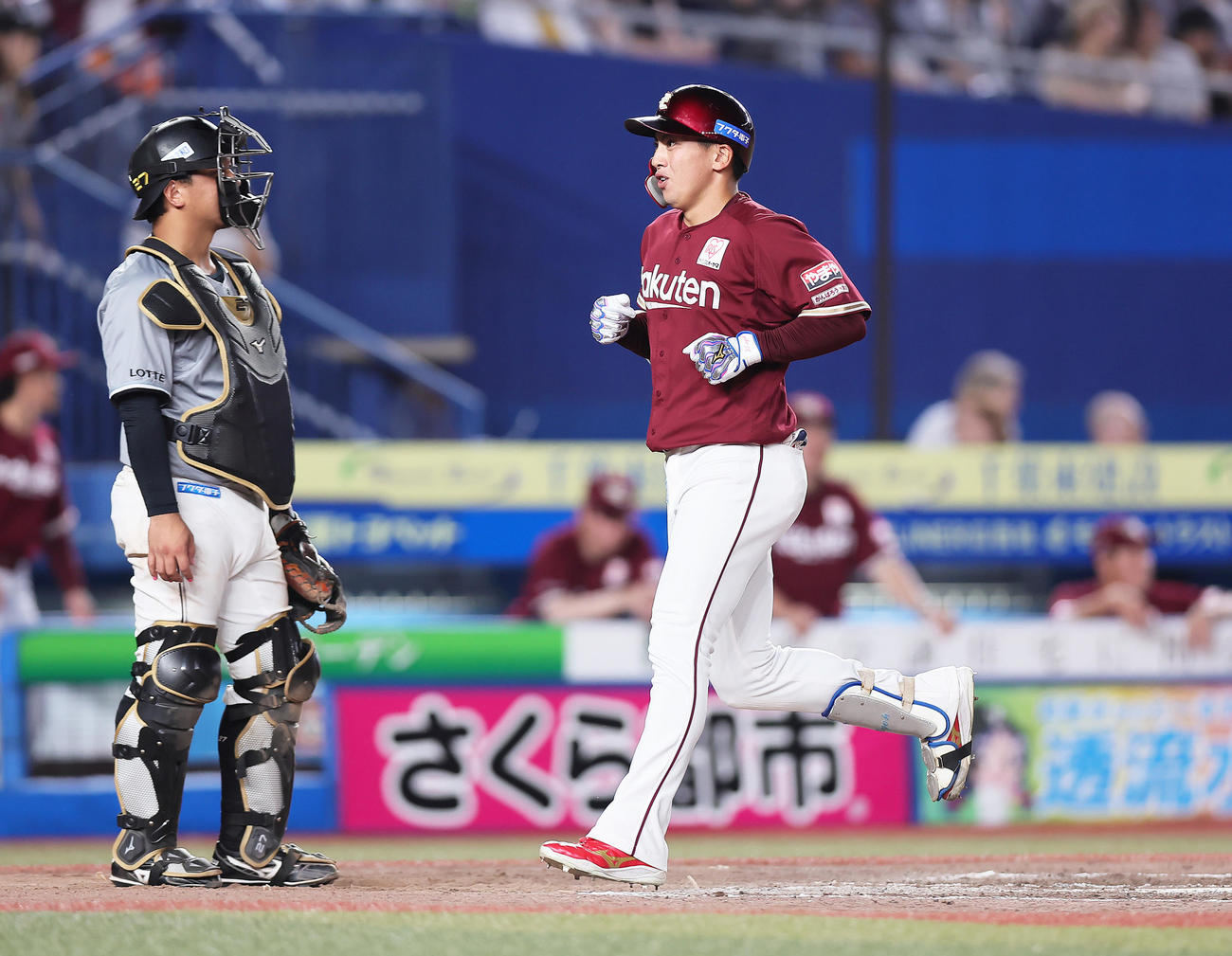 ロッテ対楽天　8回表楽天無死、小郷（右）は中越え本塁打を放ち笑顔を見せる（撮影・足立雅史）