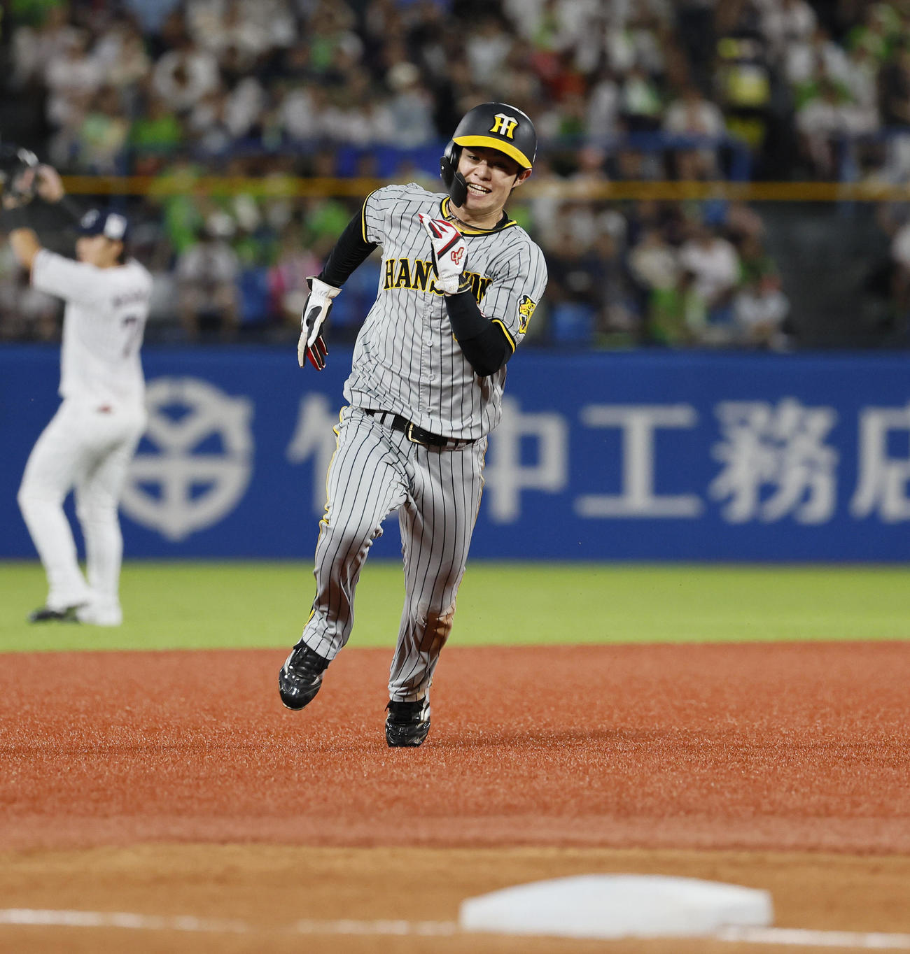 ヤクルト対阪神　2回表阪神2死一塁、ノイジーの中越え適時二塁打で激走する一走中野（撮影・藤尾明華）