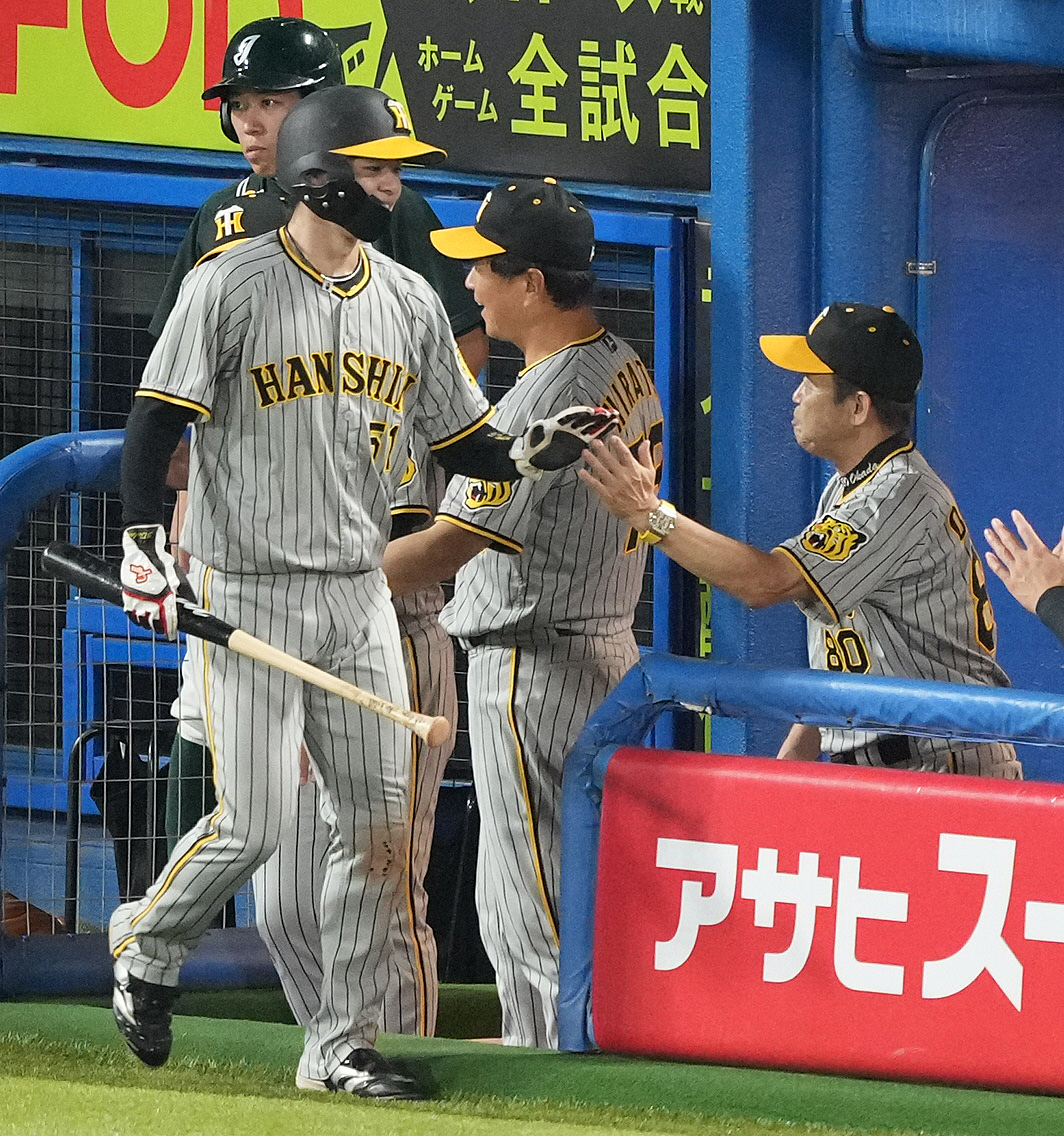 ヤクルト対阪神　2回表阪神2死一塁、ノイジーの中適時二塁打で生還した一塁走者中野（左手前）を迎える岡田監督（右）（撮影・鈴木みどり）