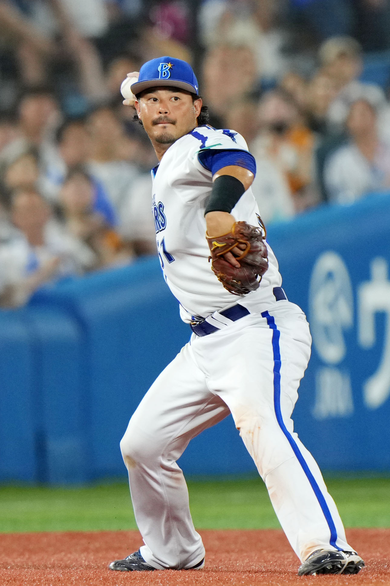 DeNA対巨人　8回表巨人2死、一塁へ暴投する宮崎（撮影・横山健太）