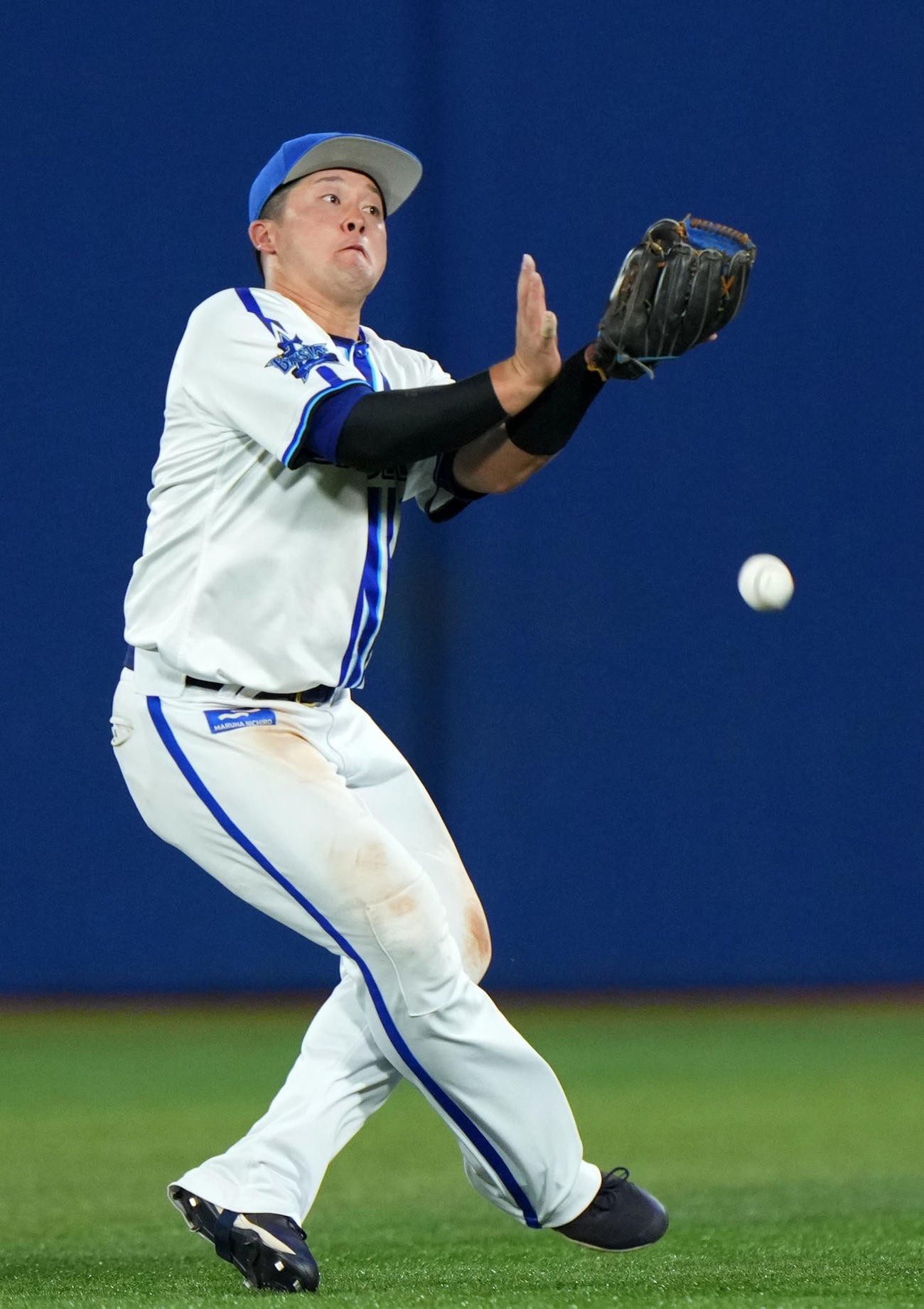 DeNA対巨人　9回表巨人2死一塁、牧は岸田の打球をキャッチできずお手玉して右前安打となる（撮影・横山健太）