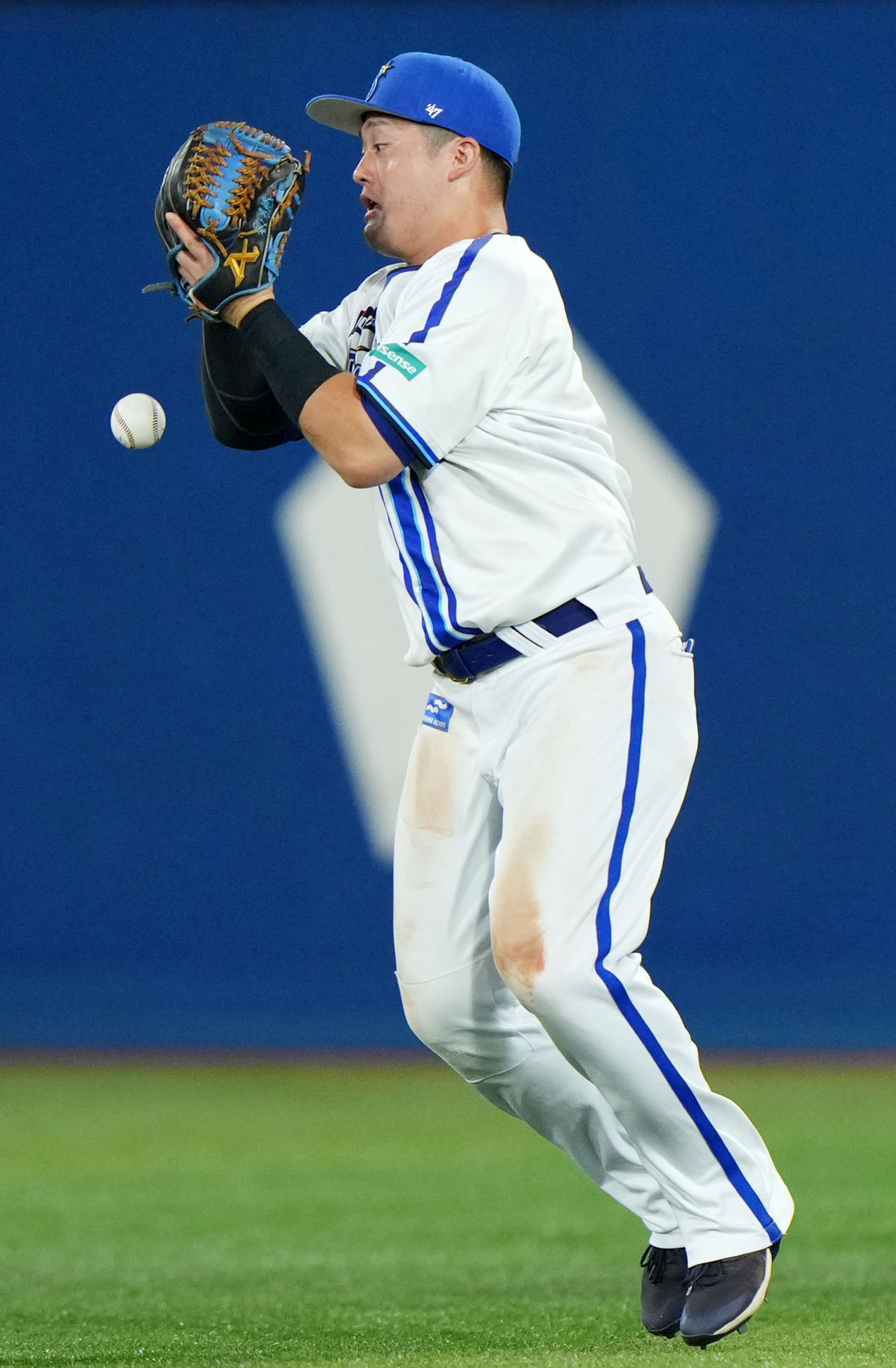 DeNA対巨人　9回表巨人2死一塁、牧は岸田の打球をキャッチできずお手玉して右前安打となる（撮影・横山健太）