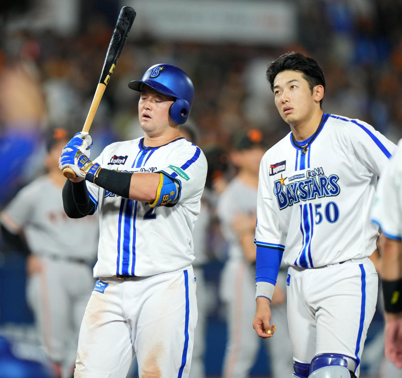 DeNA対巨人　巨人に敗れ肩を落とすDeNA牧（左）と山本祐（撮影・横山健太）