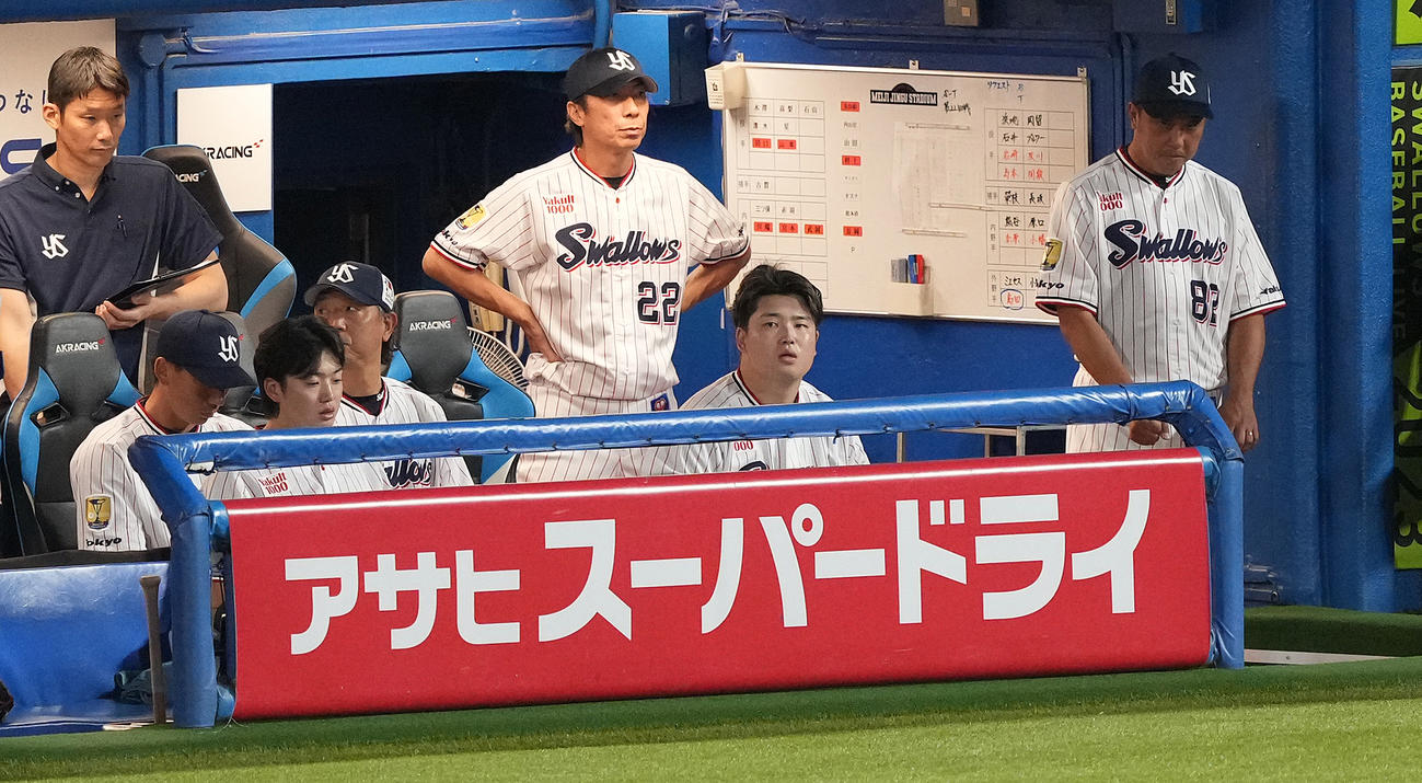 ヤクルト対阪神　7回裏ヤクルト1死三塁、見逃し三振に倒れた村上（中央下）はベンチへ戻り浮かない表情。中央上は高津監督（撮影・鈴木みどり）