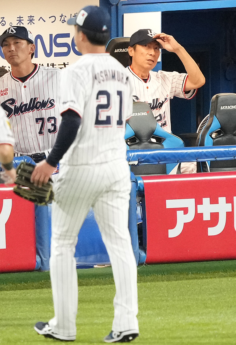 ヤクルト対阪神　1回表に4失点し、ベンチへ戻る先発吉村（左手前）と浮かない表情のヤクルト高津監督（右）（撮影・鈴木みどり）