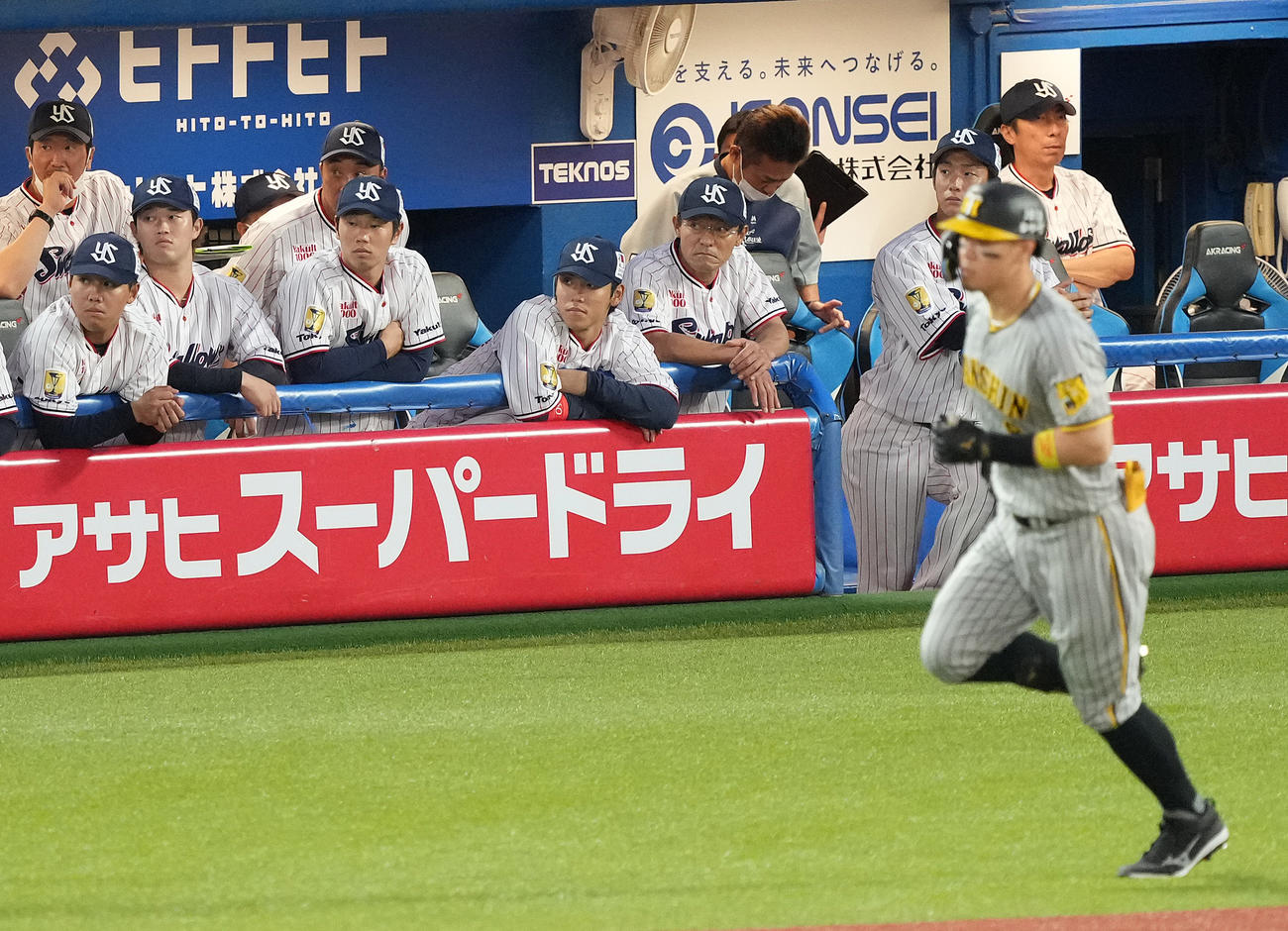 ヤクルト対阪神　1回表阪神1死二、三塁、佐藤輝に右越え3点本塁打を浴び、ぼうぜんとする高津監督（右奥）（撮影・鈴木みどり）