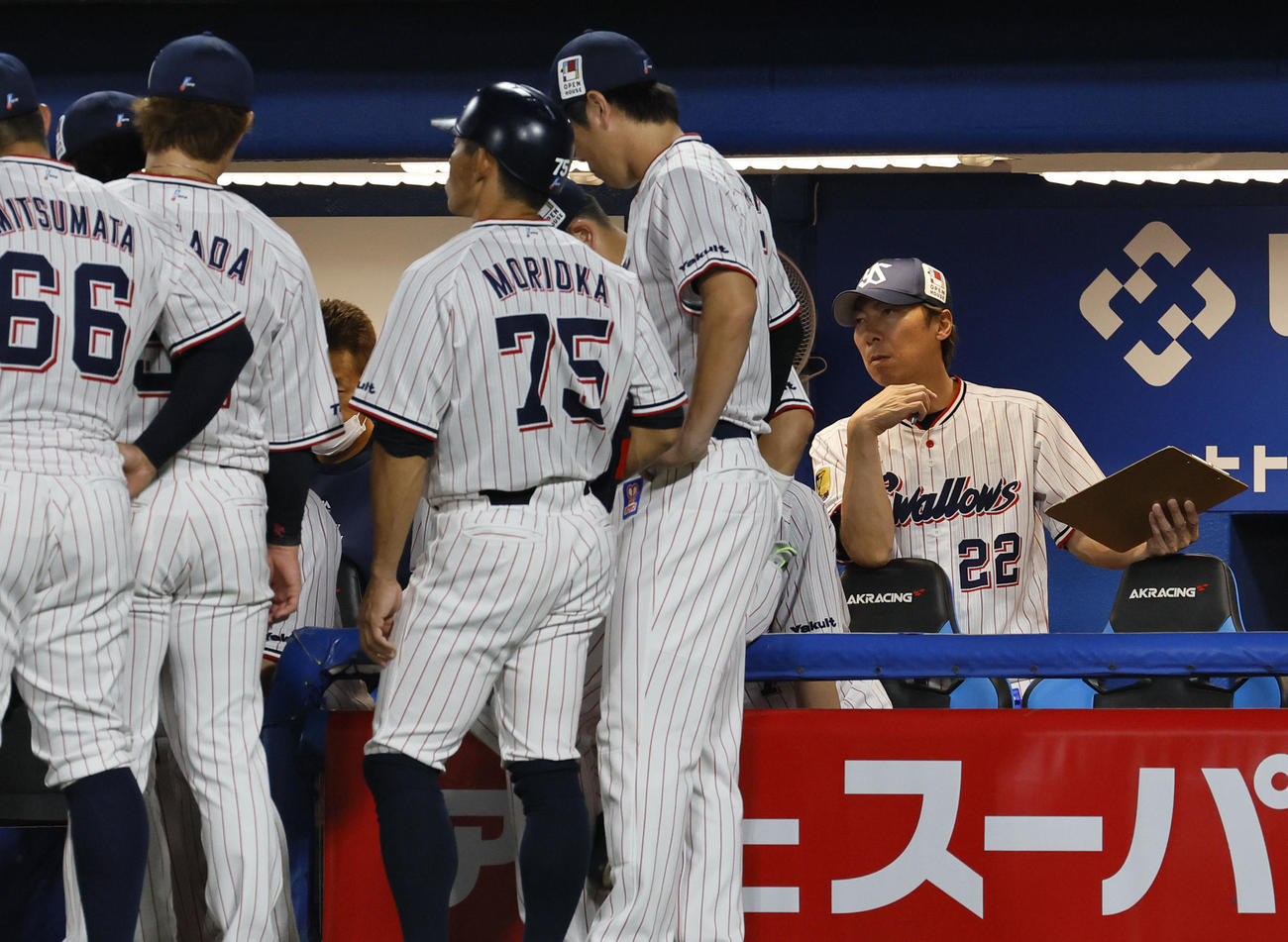 ヤクルト対阪神　5回裏の攻撃前に円陣を組むナインを見つめるヤクルト高津監督（右端）（撮影・藤尾明華）