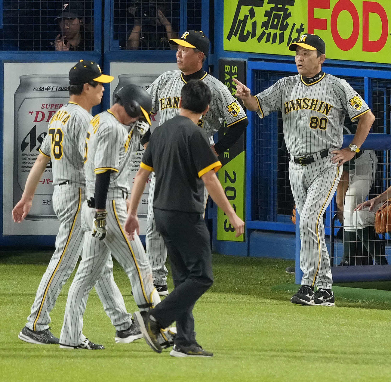 ヤクルト対阪神　9回表阪神無死、死球を受けベンチへ下がる近本（左から2人目）と浮かない表情の岡田監督（右）（撮影・鈴木みどり）