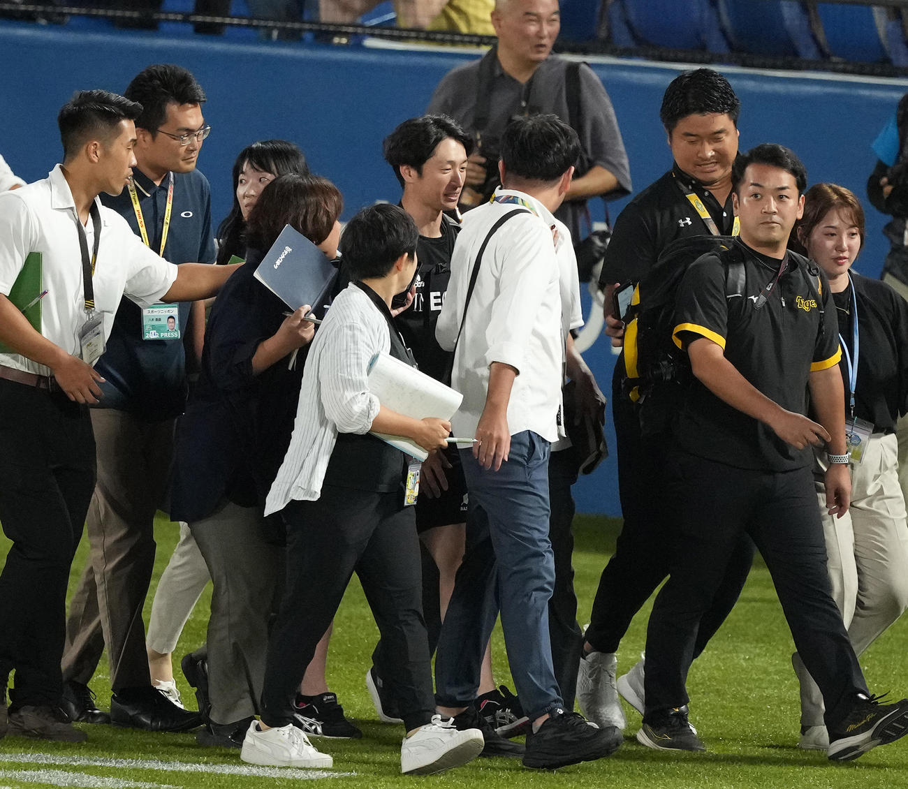 ヤクルト対阪神　記者に囲まれながら引き揚げる阪神近本（中央）（撮影・鈴木みどり）