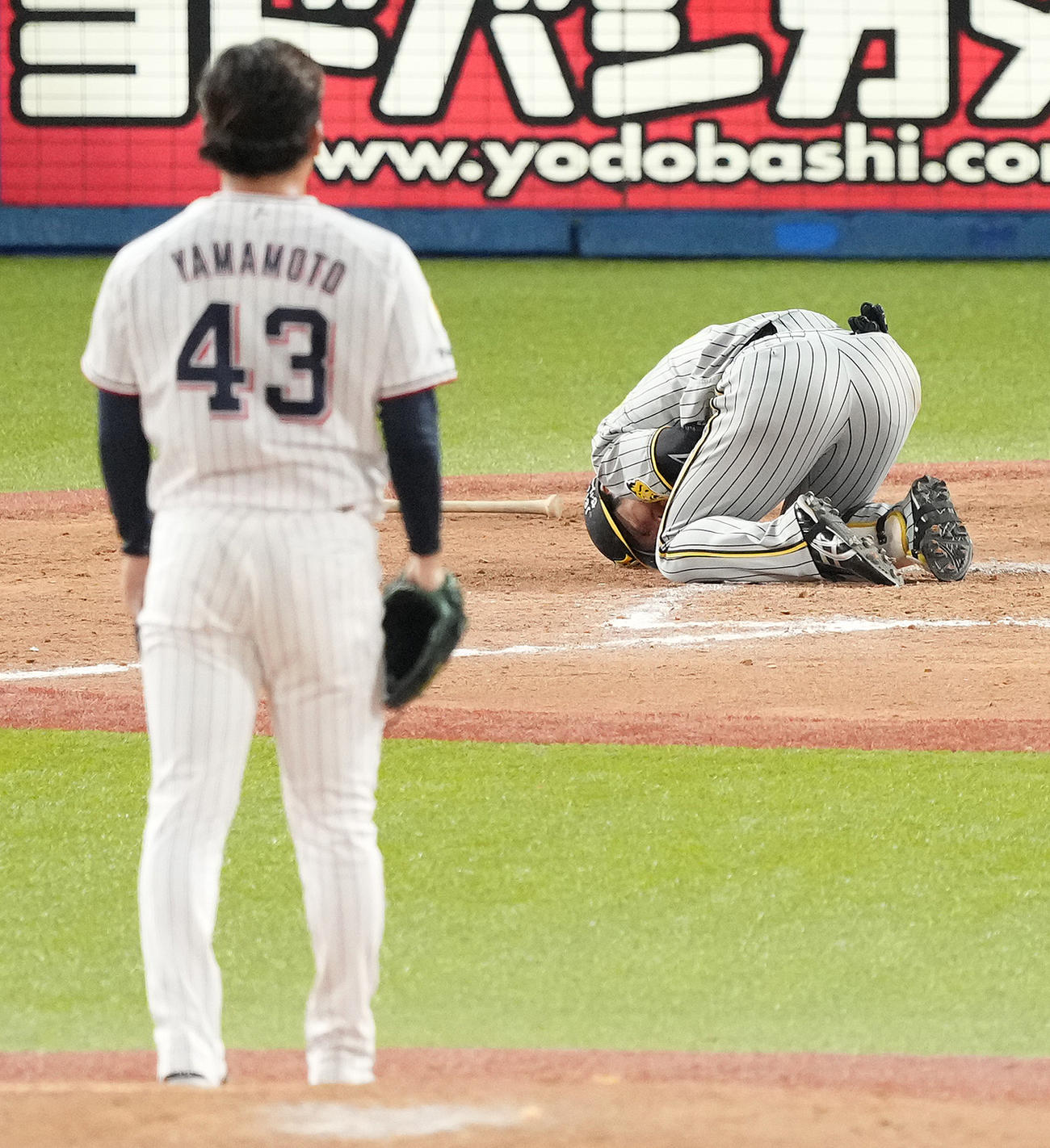 ヤクルト対阪神　9回表阪神無死、死球を受けうずくまる近本。投手山本（撮影・鈴木みどり）