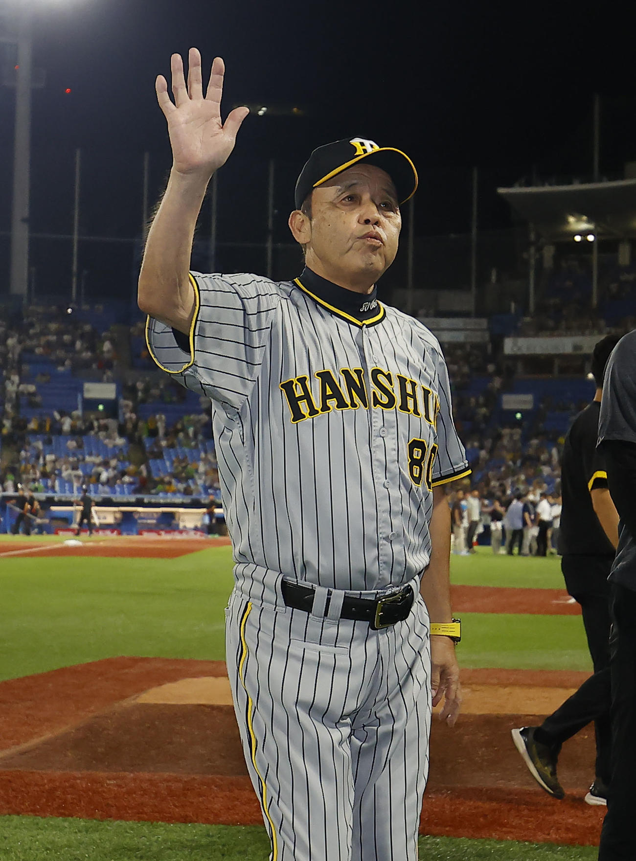 ヤクルト対阪神　ファンに手を振りながら球場を引き揚げる阪神岡田監督（撮影・藤尾明華）