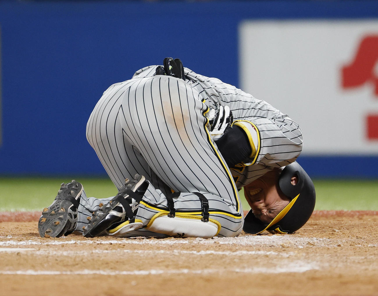 ヤクルト対阪神　9回表阪神無死、死球を受け痛がる近本（撮影・藤尾明華）