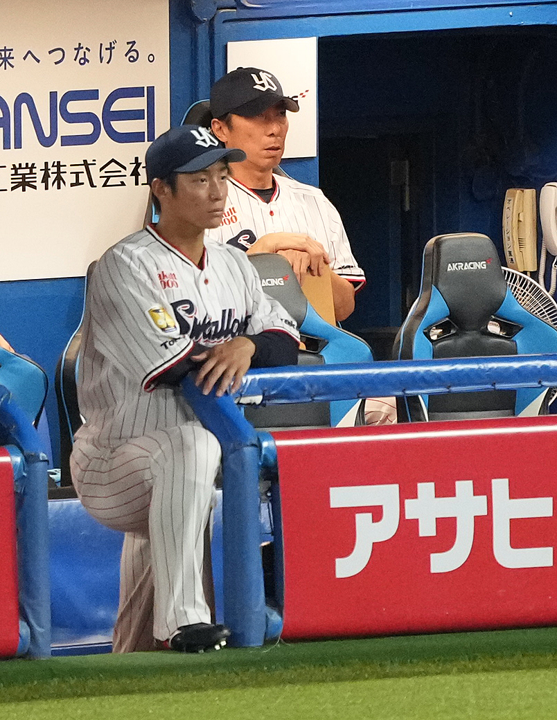 ヤクルト対阪神　9回表阪神無死、近本に山本が死球を当ててしまい、ベンチから様子を見守る高津監督（右）（撮影・鈴木みどり）