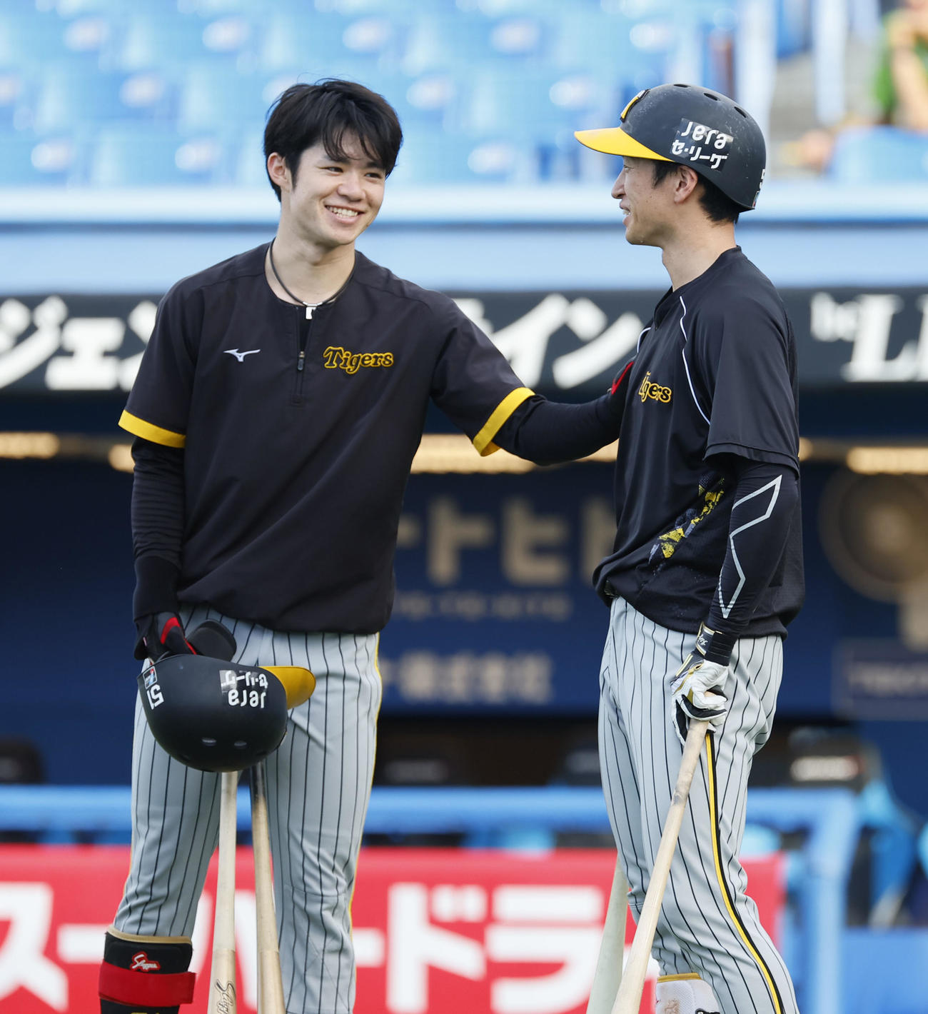 ヤクルト対阪神　談笑する阪神中野（左）と近本（撮影・藤尾明華）