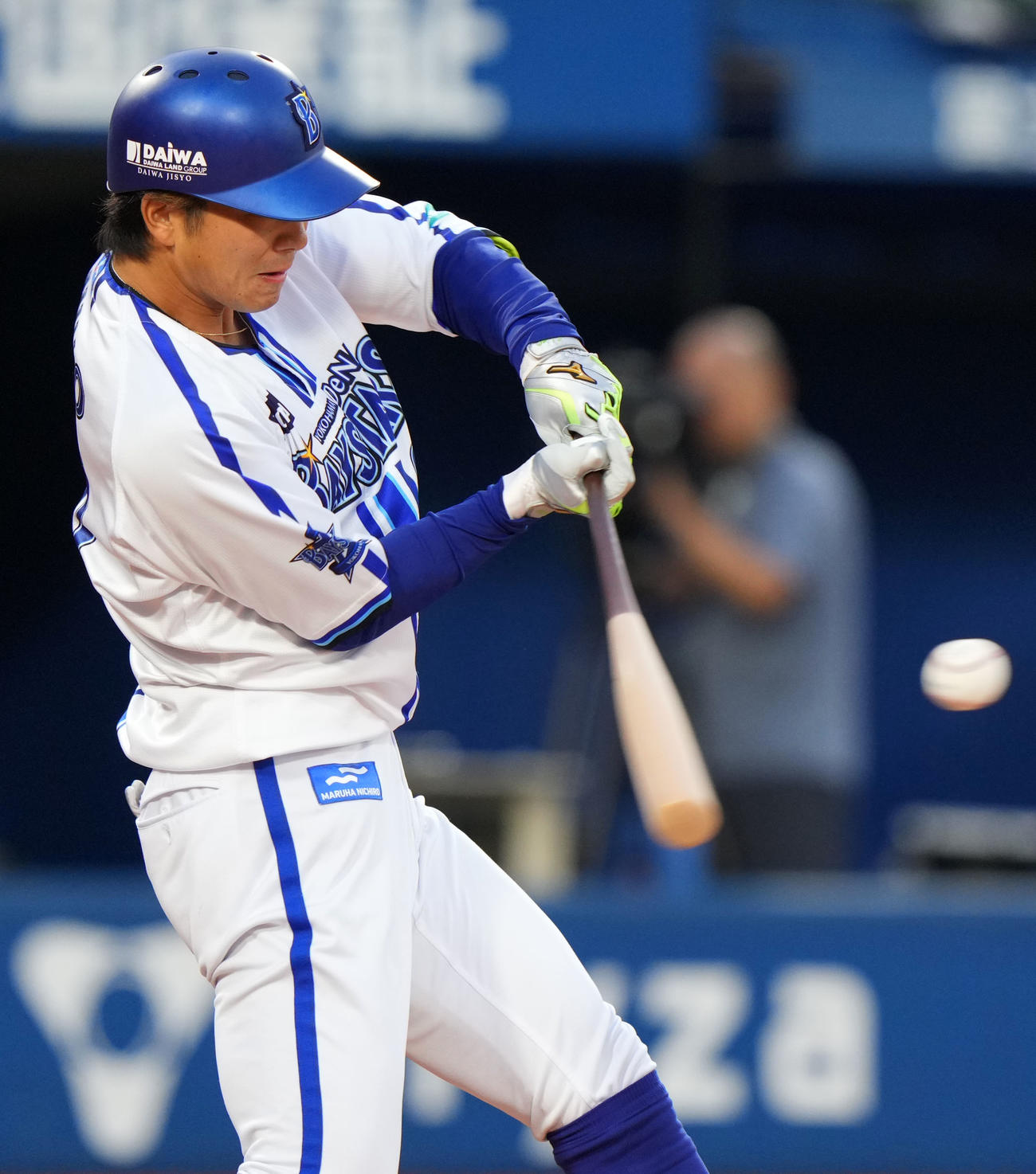 DeNA対巨人　2回裏DeNA無死満塁、左越え満塁本塁打を放つ知野（撮影・横山健太）