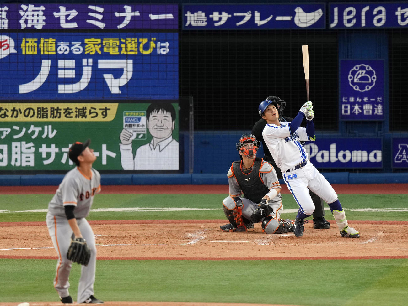 DeNA対巨人　2回裏DeNA無死満塁、満塁本塁打を放つ代打知野。投手井上（撮影・狩俣裕三）