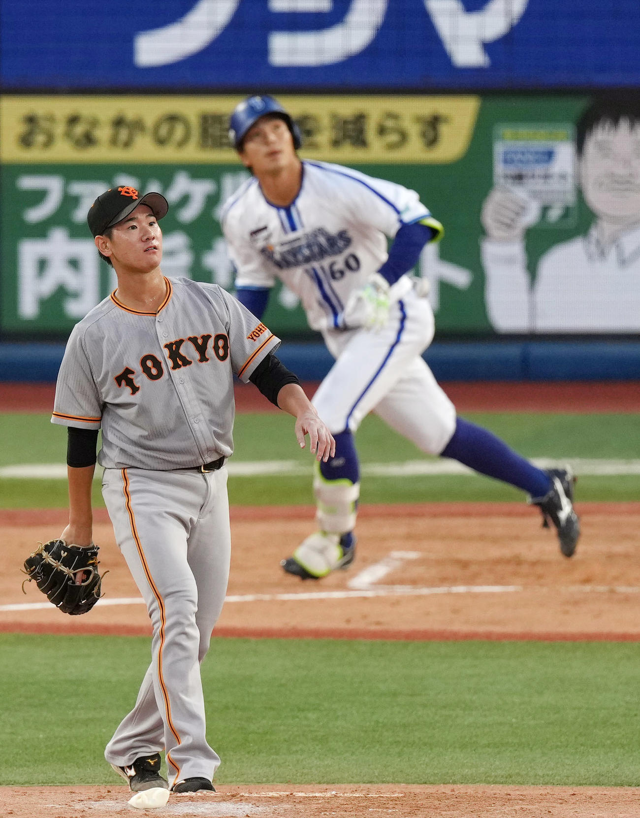 DeNA対巨人　2回裏DeNA無死満塁、知野に満塁本塁打を打たれる井上（撮影・狩俣裕三）