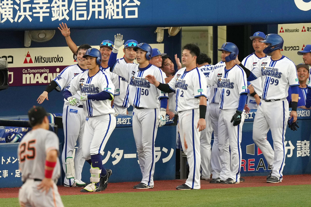 DeNA対巨人　2回裏DeNA無死満塁、満塁本塁打を放ち、ファンに向かってポーズを決める代打知野（左）（撮影・狩俣裕三）